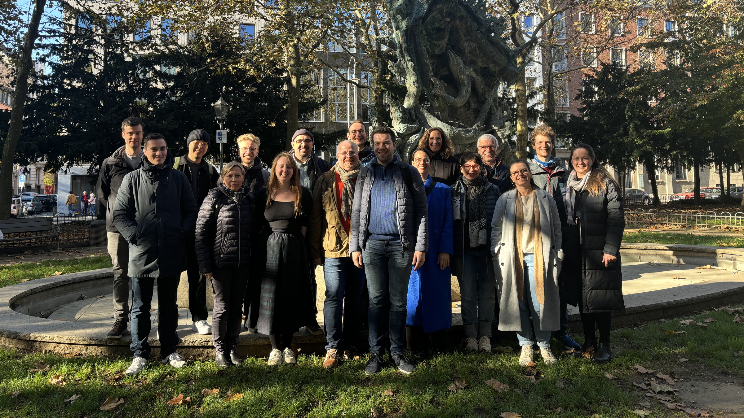 Gruppenfoto des InnoVET UpTrain Projektteams in einem Park.