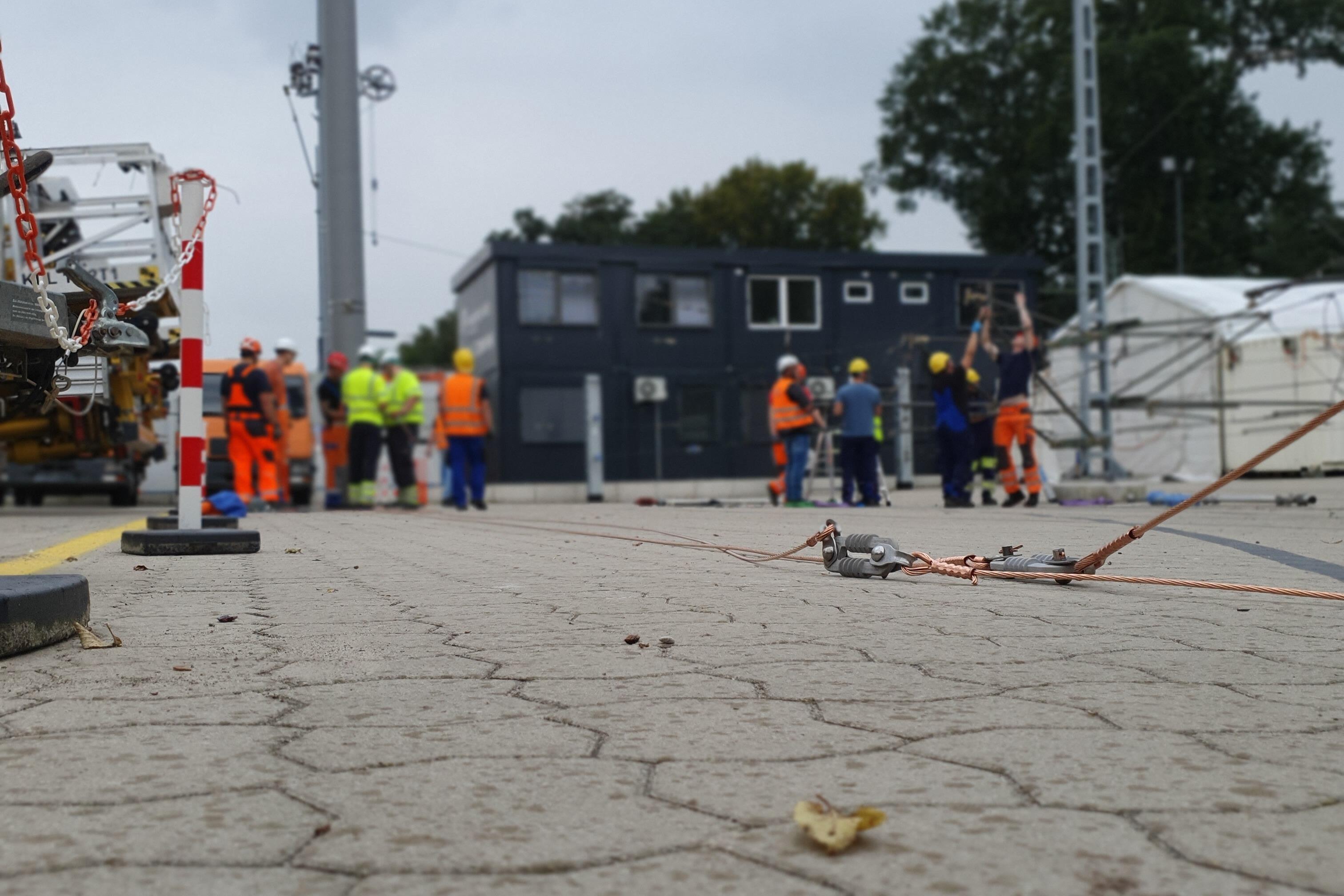 Lehrgangsteilnehmende bereiten Arbeiten an Oberleitungen vor.