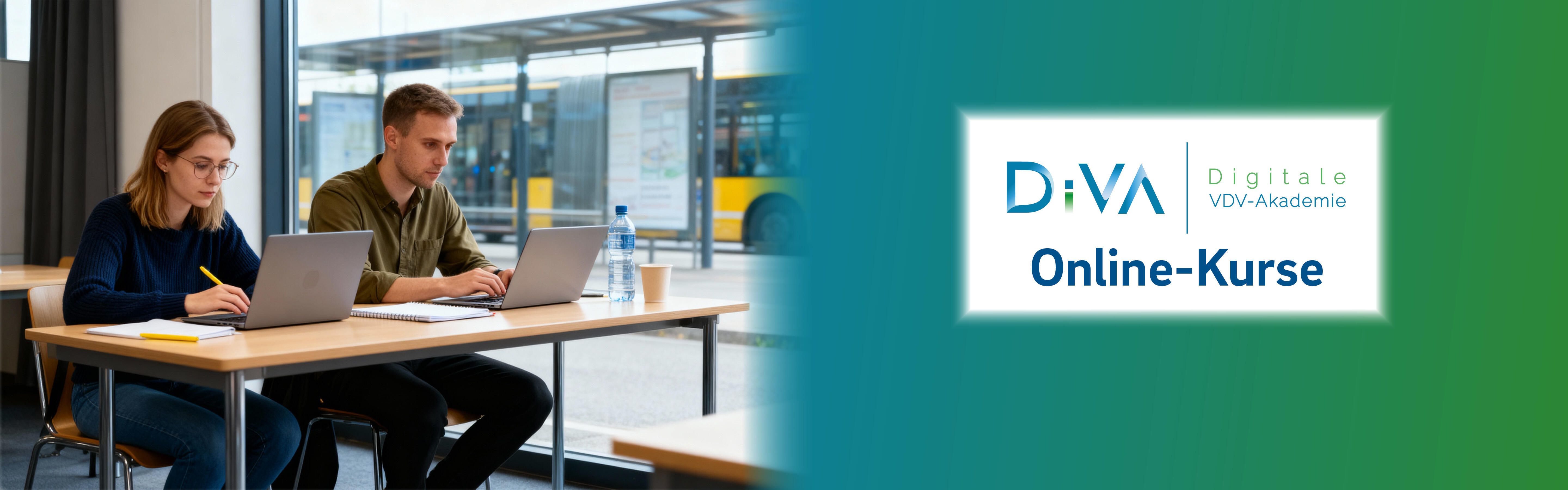 Zwei Menschen sitzen im Übungsraum an ihren Laptops und lernen. Durchs Fenster sieht man einen Bus an einer Bushaltestelle.