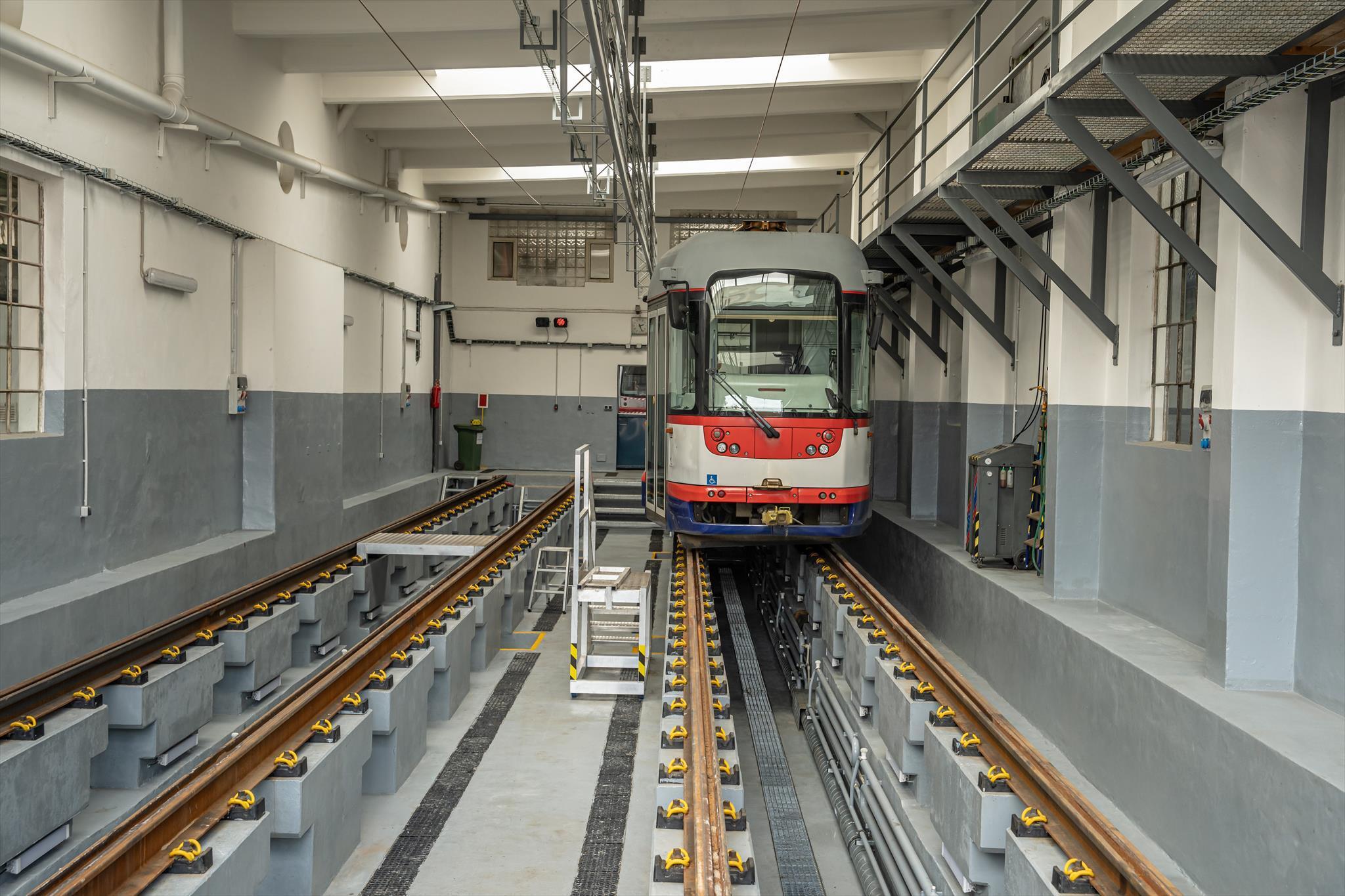 Eine Straßenbahn steht im Depot.