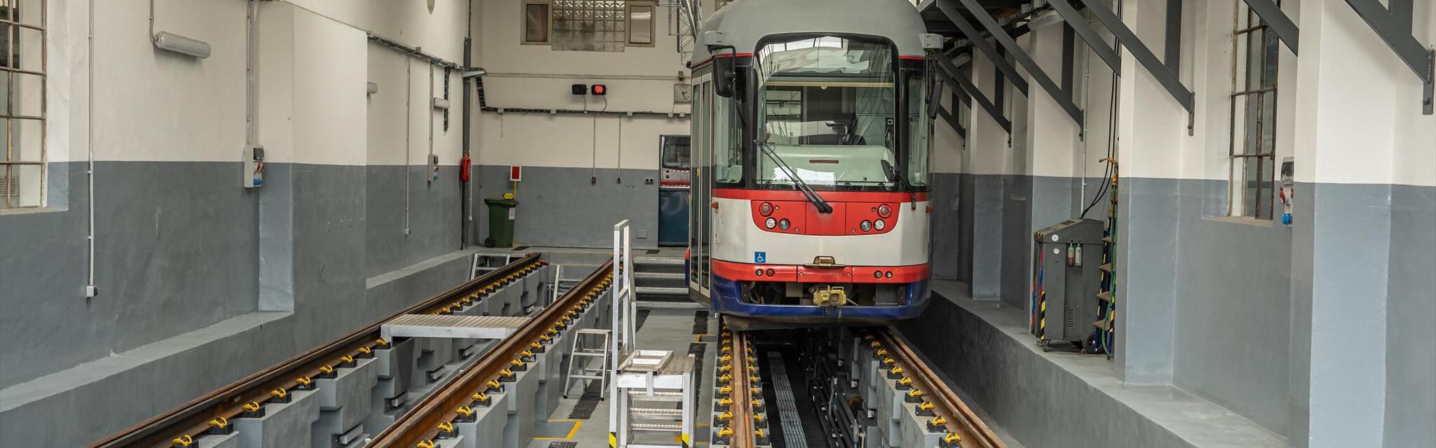 Eine Straßenbahn steht im Depot.