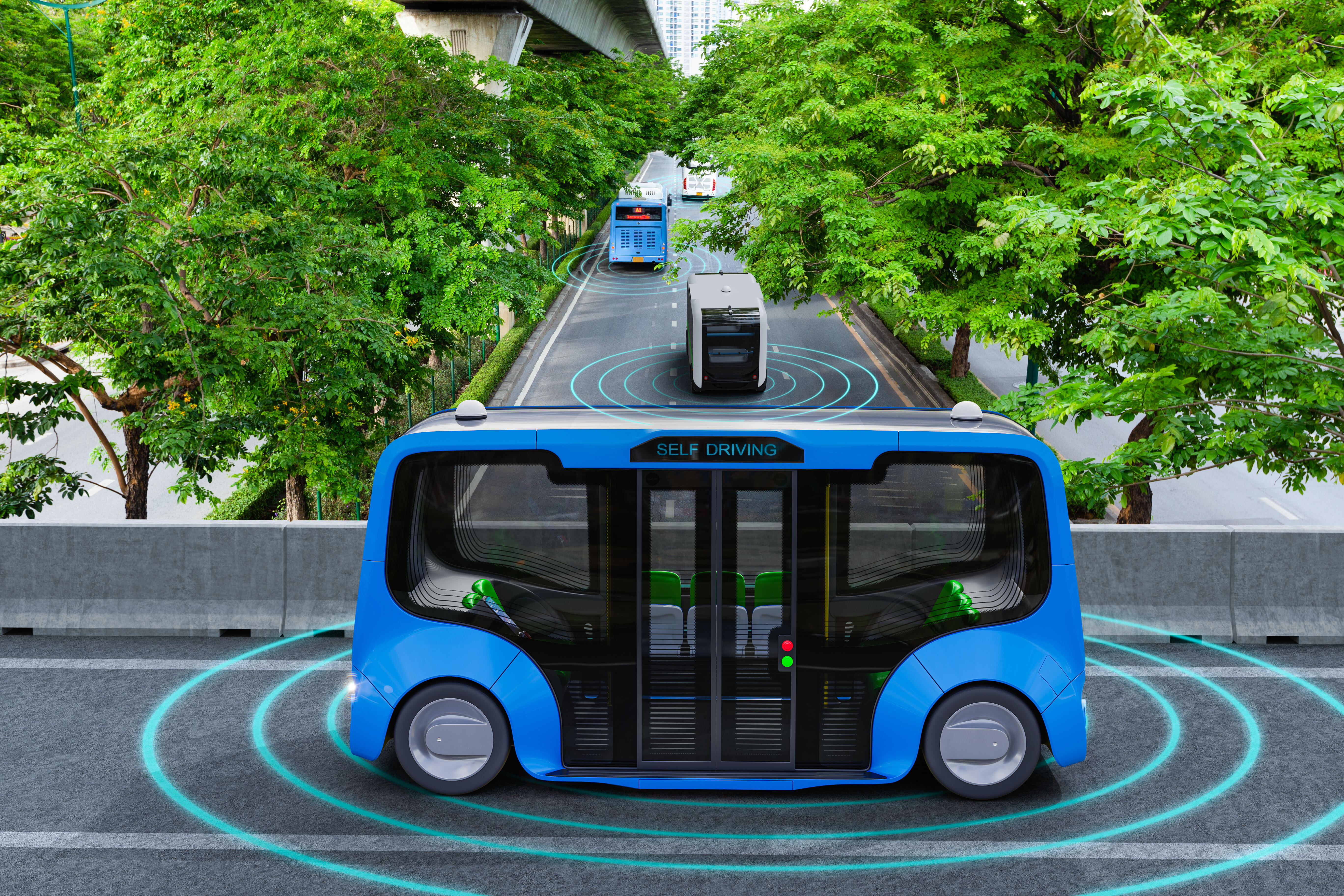 Selbstfahrendes autonomes Shuttle auf einer Straße mit anderen Fahrzeugen