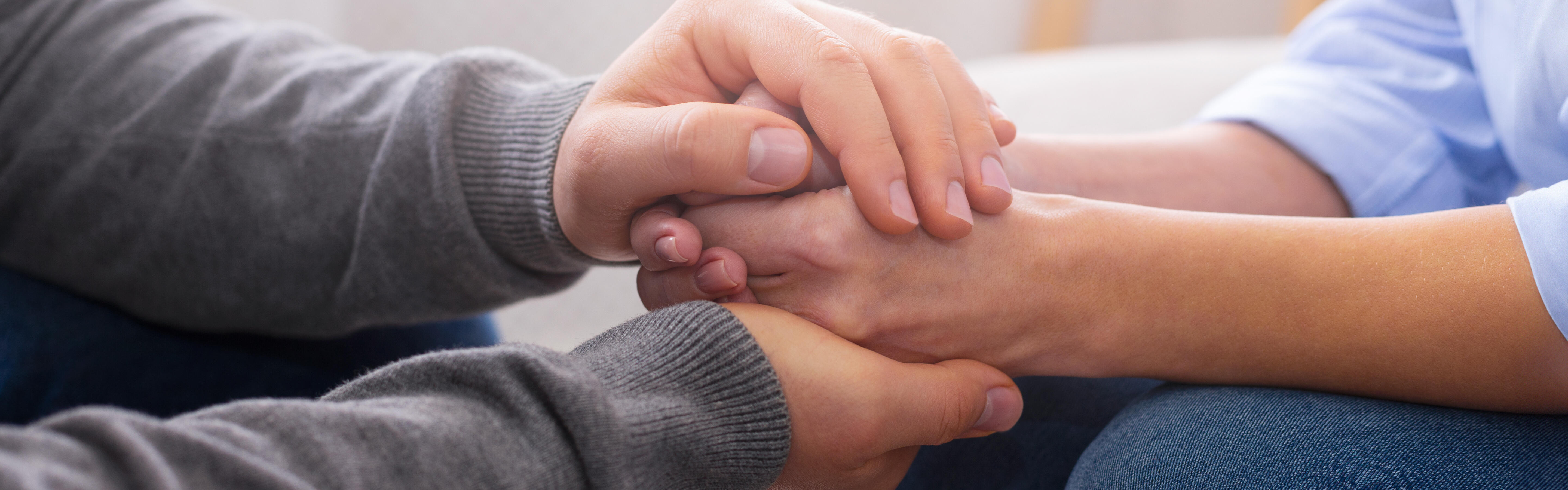 Jemand hält die Hände des anderen