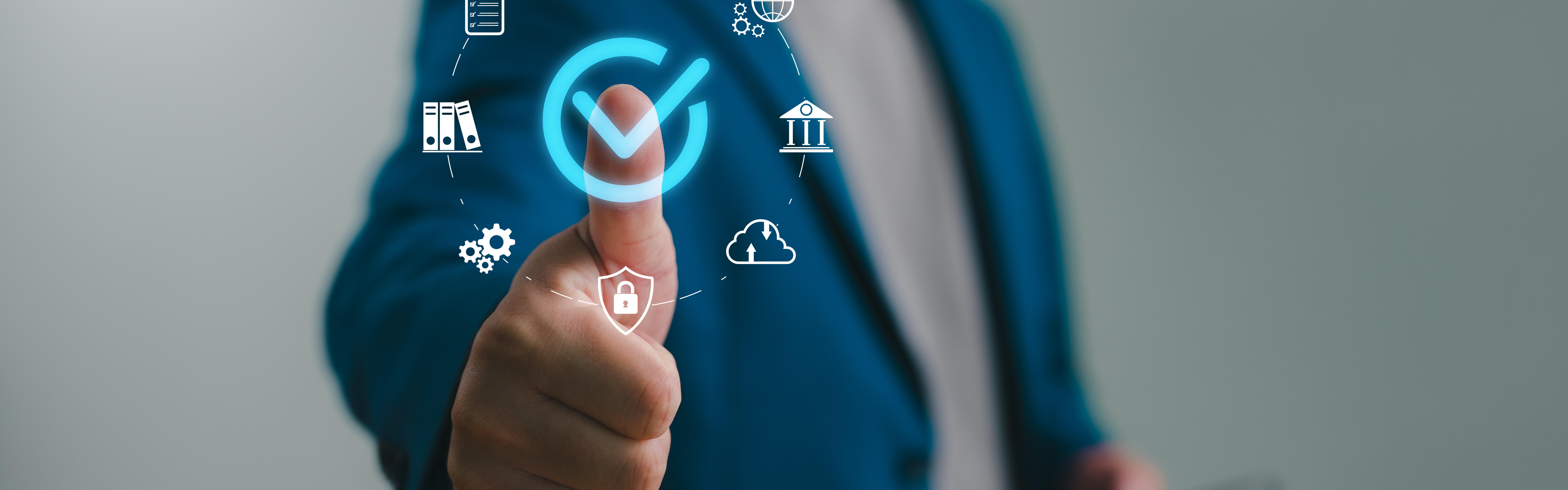 Person im Anzug zeigt mit dem Finger auf ein blaues Häkchen.