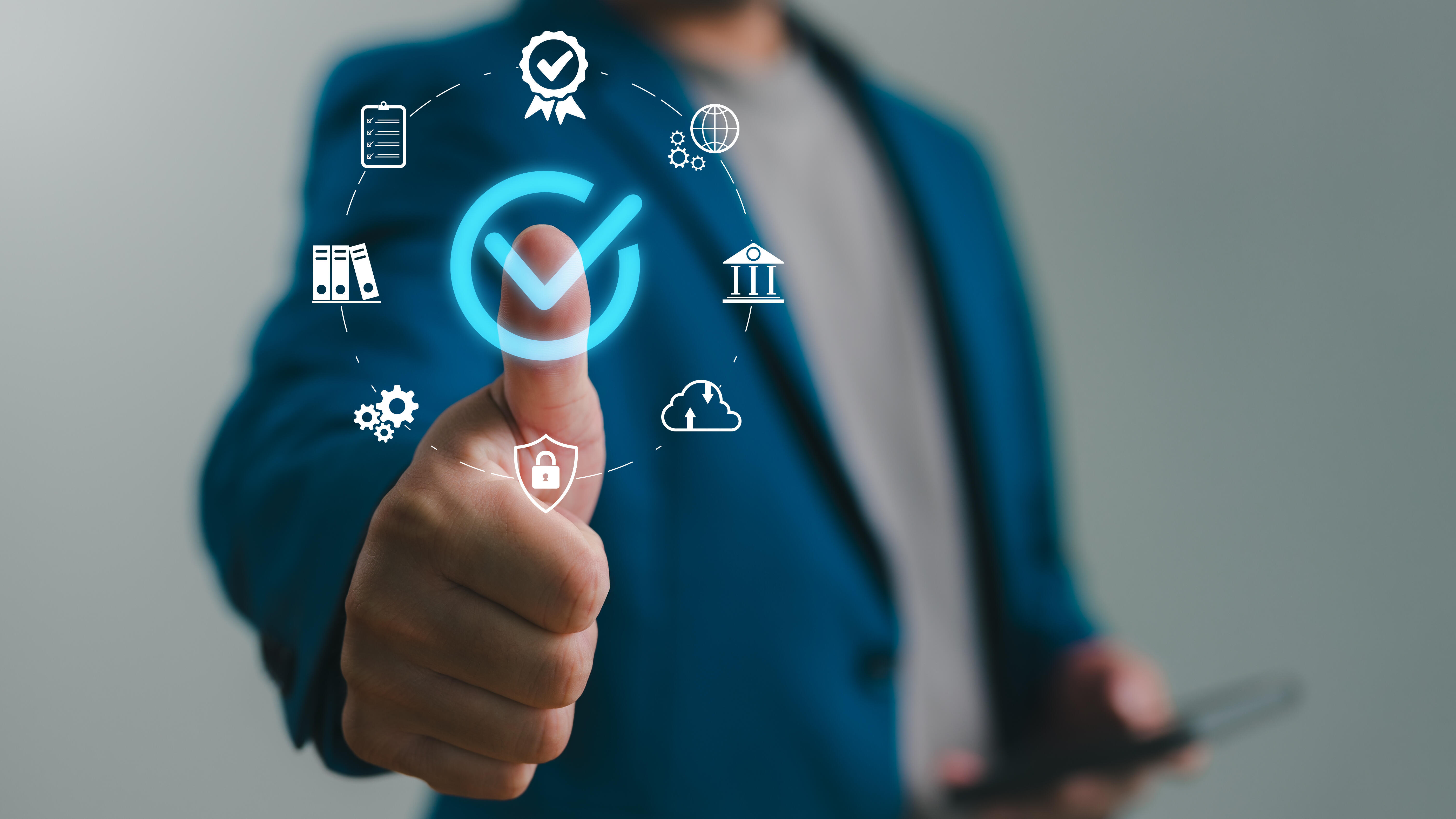 Person im Anzug zeigt mit dem Finger auf ein blaues Häkchen.