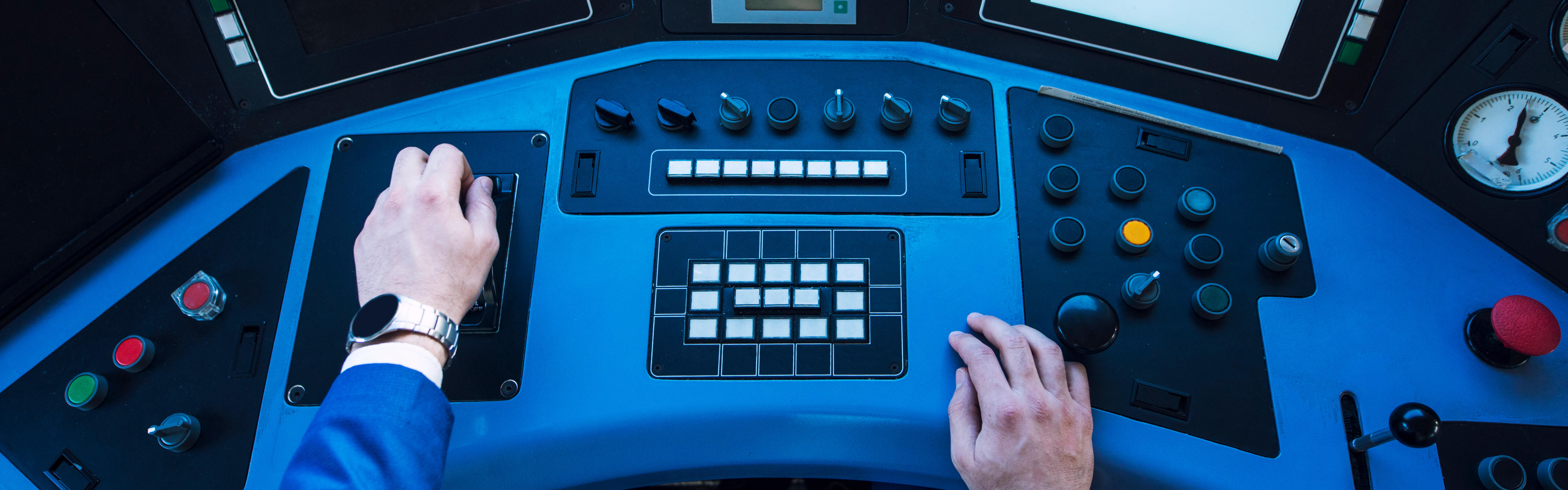 Vogelperspektive in den Führerstand einer Bahn