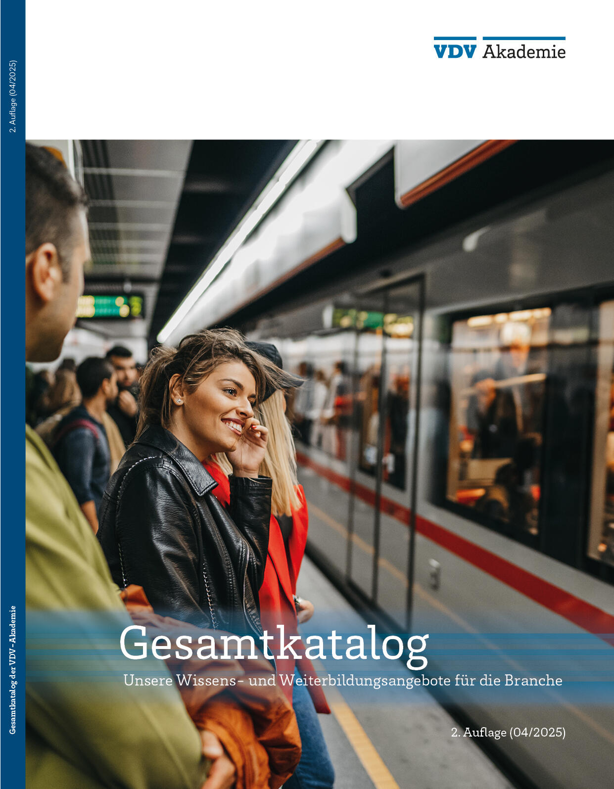 Umschlag des Gesamtkatalogs der VDV-Akademie in 2. Auflage, wir sehen eine telefonierende Frau vor einer U-Bahn