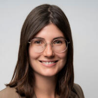 Alina Schmuck Portrait Webseite 800x800px