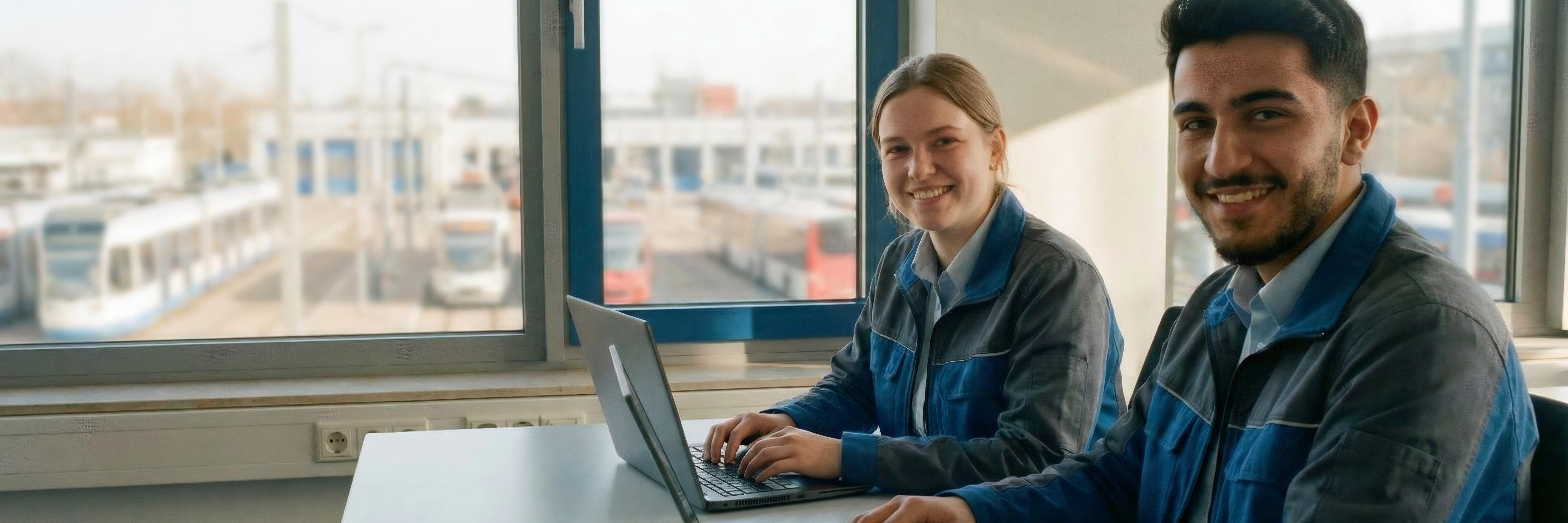 Mann und Frau sitzen am Laptop
