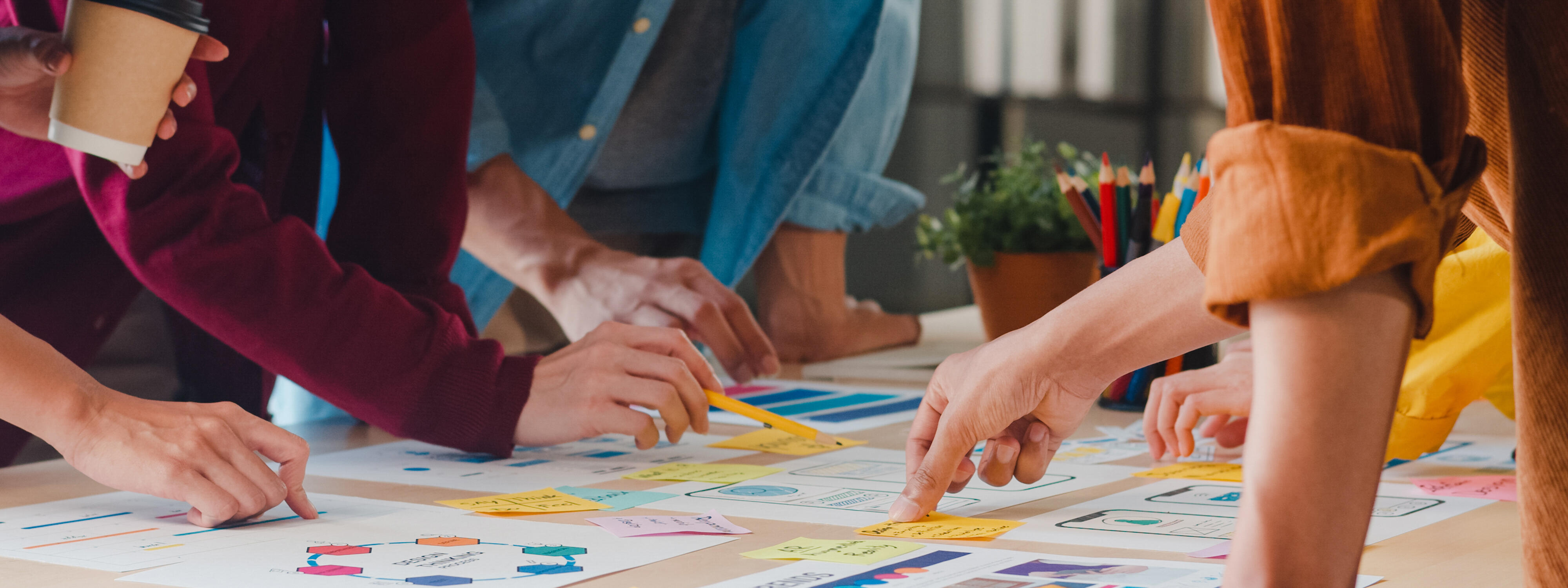Menschen bei der Projektarbeit an einem Tisch