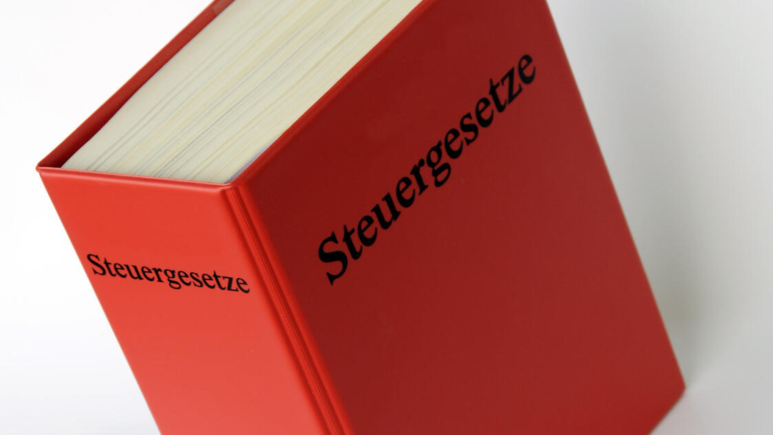 Ein rotes Steuergesetzbuch.