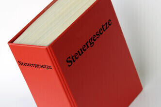 Ein rotes Steuergesetzbuch.