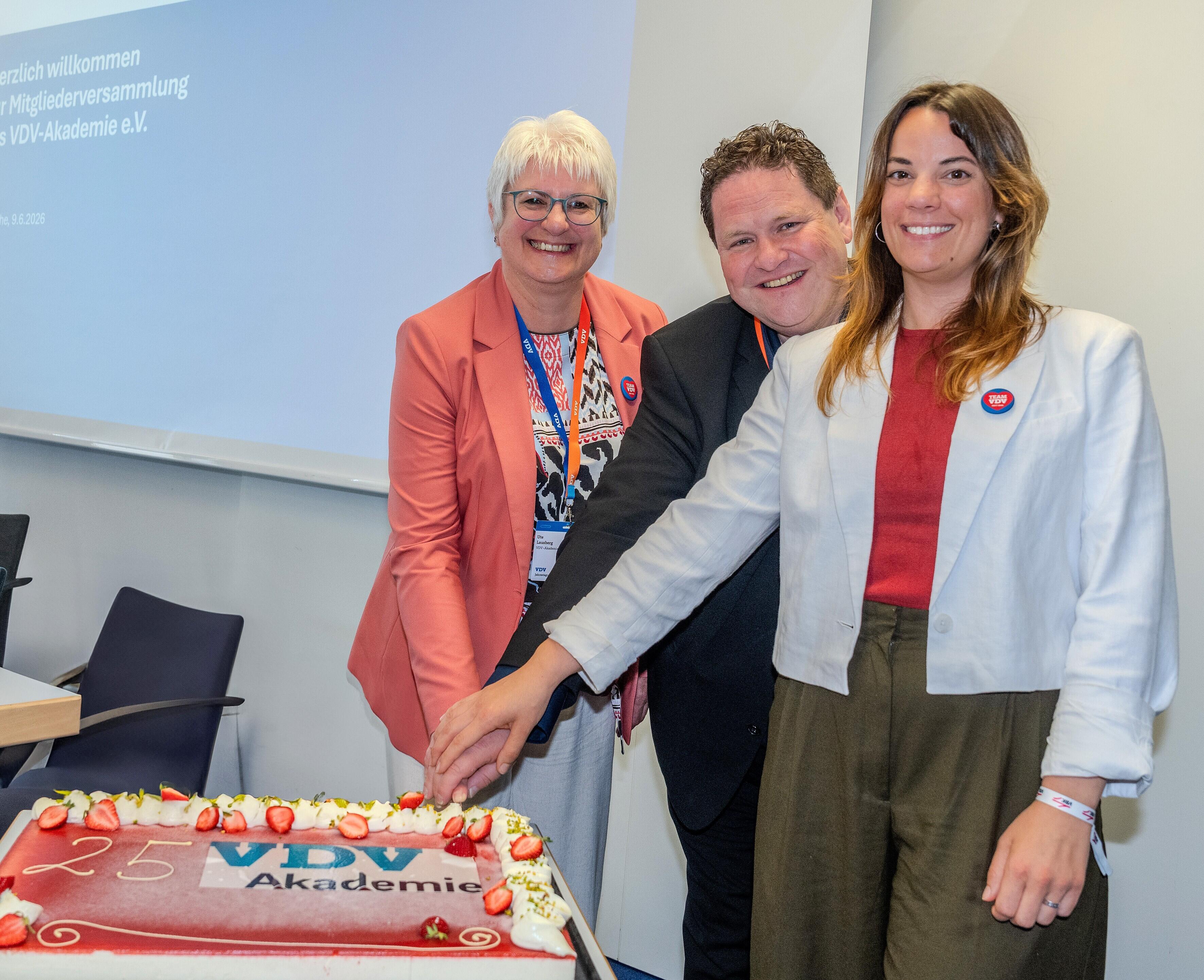 Der Vorstandsvorsitzende und die beiden vor Ort "dienstältesten" Kolleginnen schneiden die Jubiläumstorte an: Ute Lausberg (l.), Harald Kraus und Britta Robels.