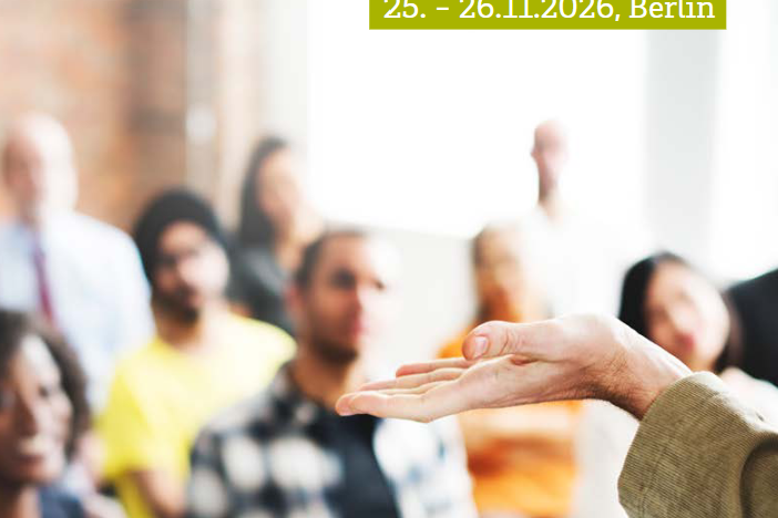 VDV-Fachkräftekonferenz - eine Dozentin spricht vor gemischtem Publikum