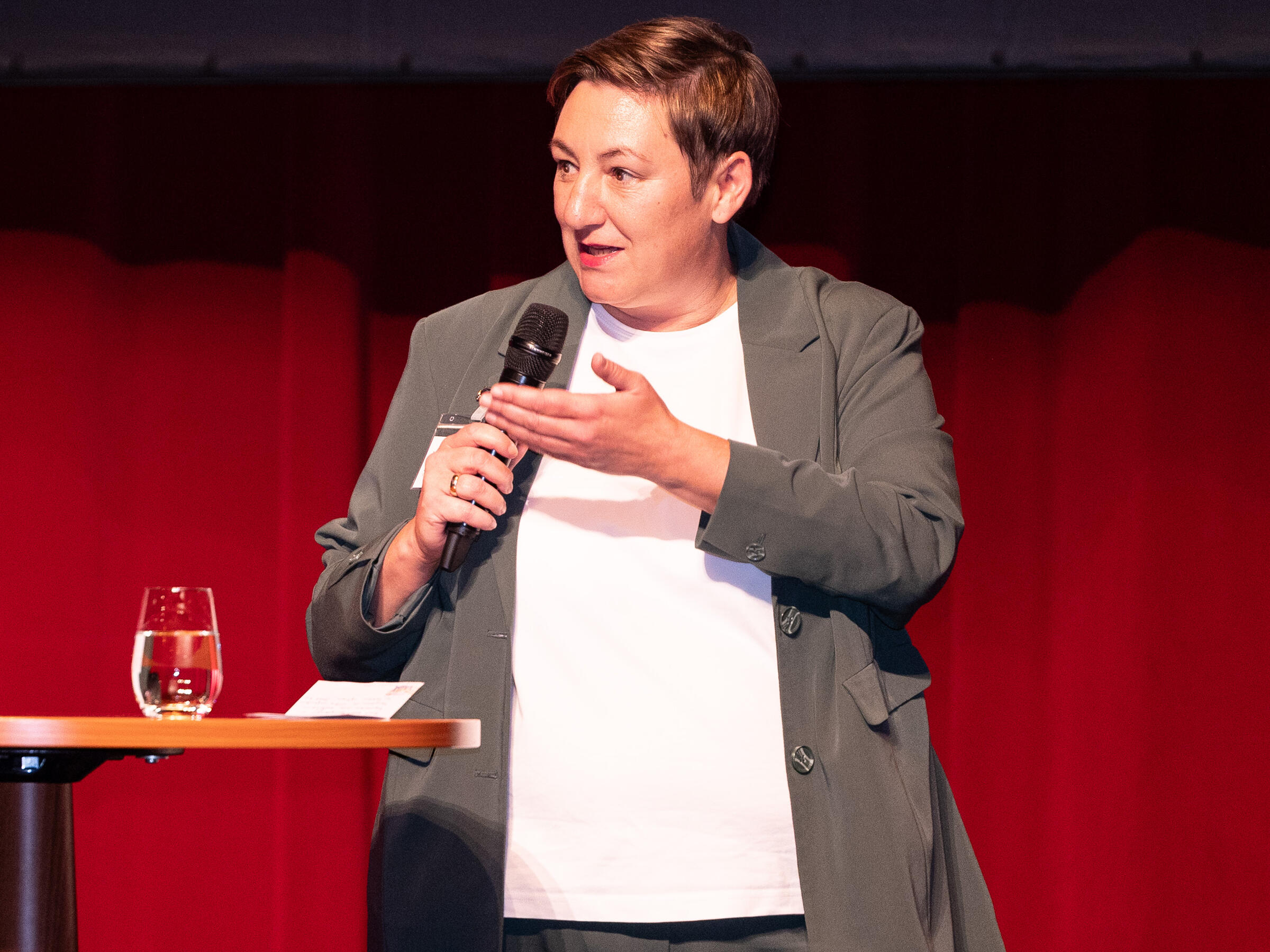 Moderatorin auf der Bühne
