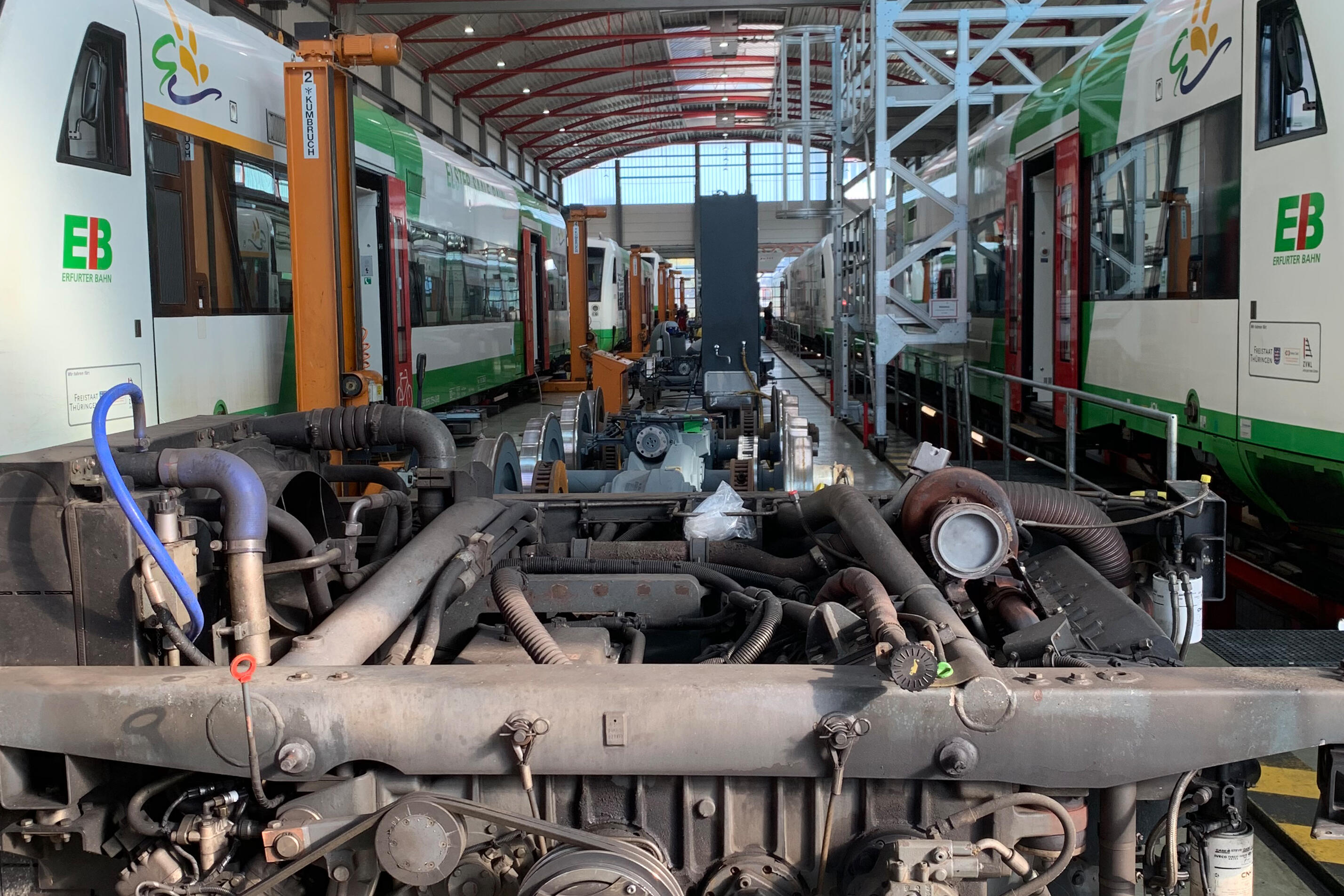 In einer Wartungshalle stehen zwei Diesel-Triebfahrzeuge