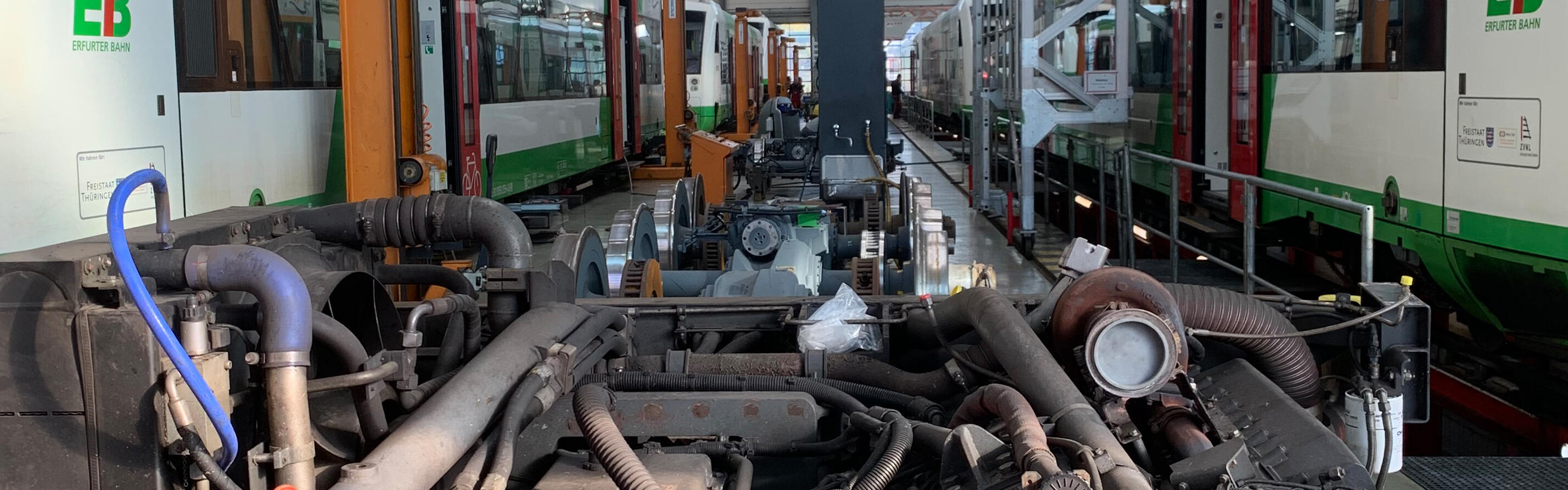 In einer Wartungshalle stehen zwei Diesel-Triebfahrzeuge