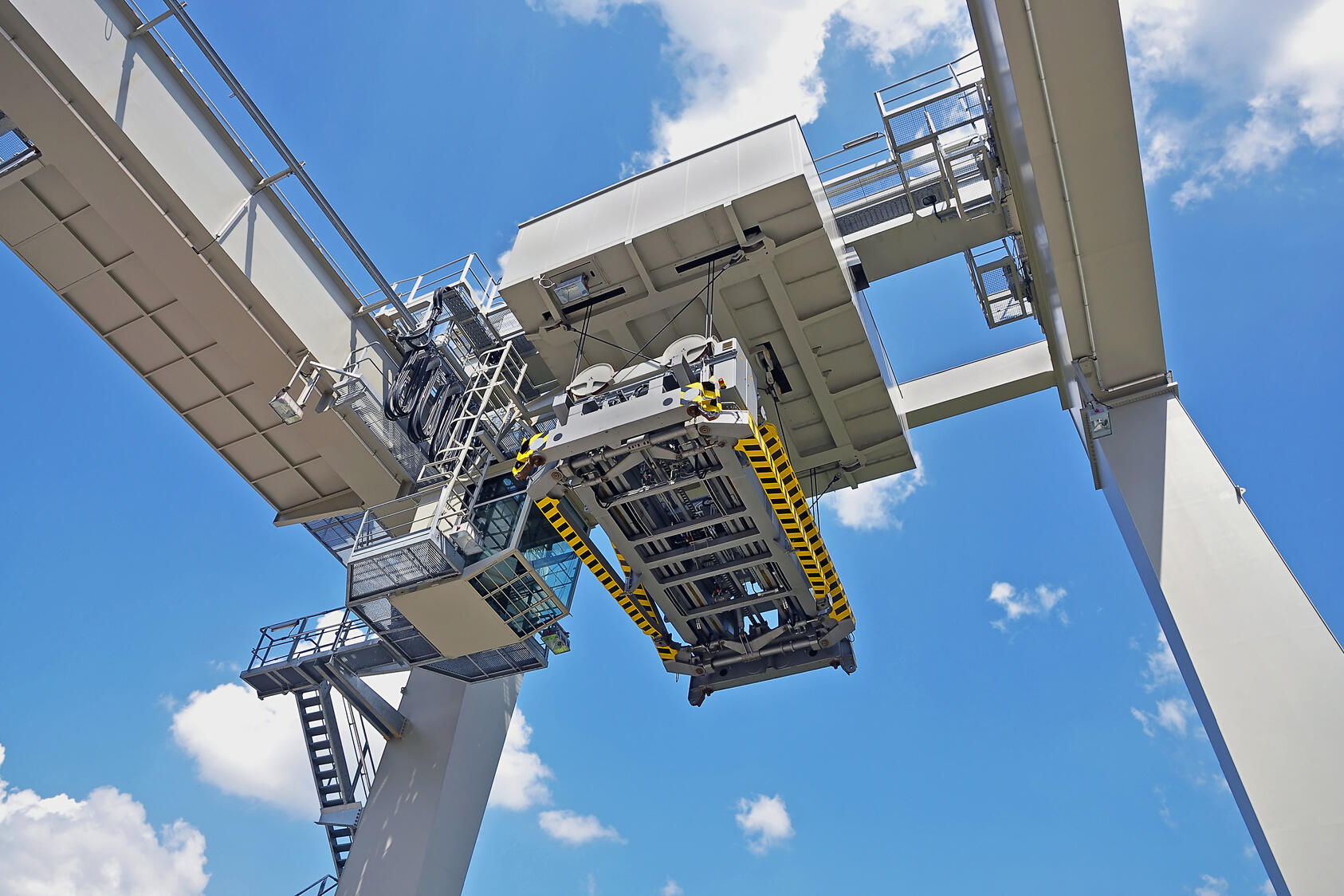 Eine Containerbrücke unter blauem Himmel.