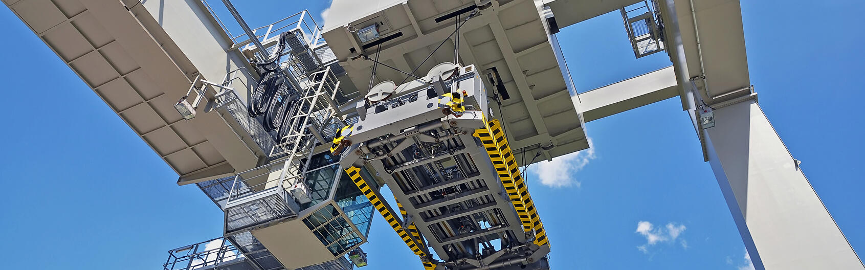 Eine Containerbrücke unter blauem Himmel.