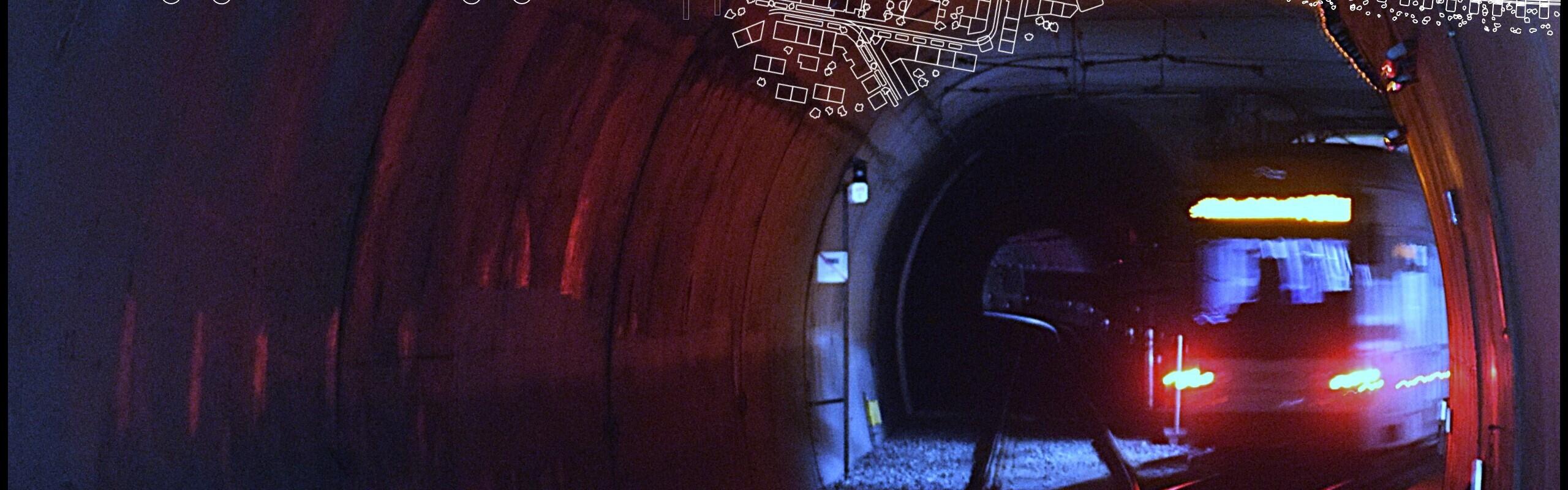 Eine Bahn fährt durch einen Tunnel.