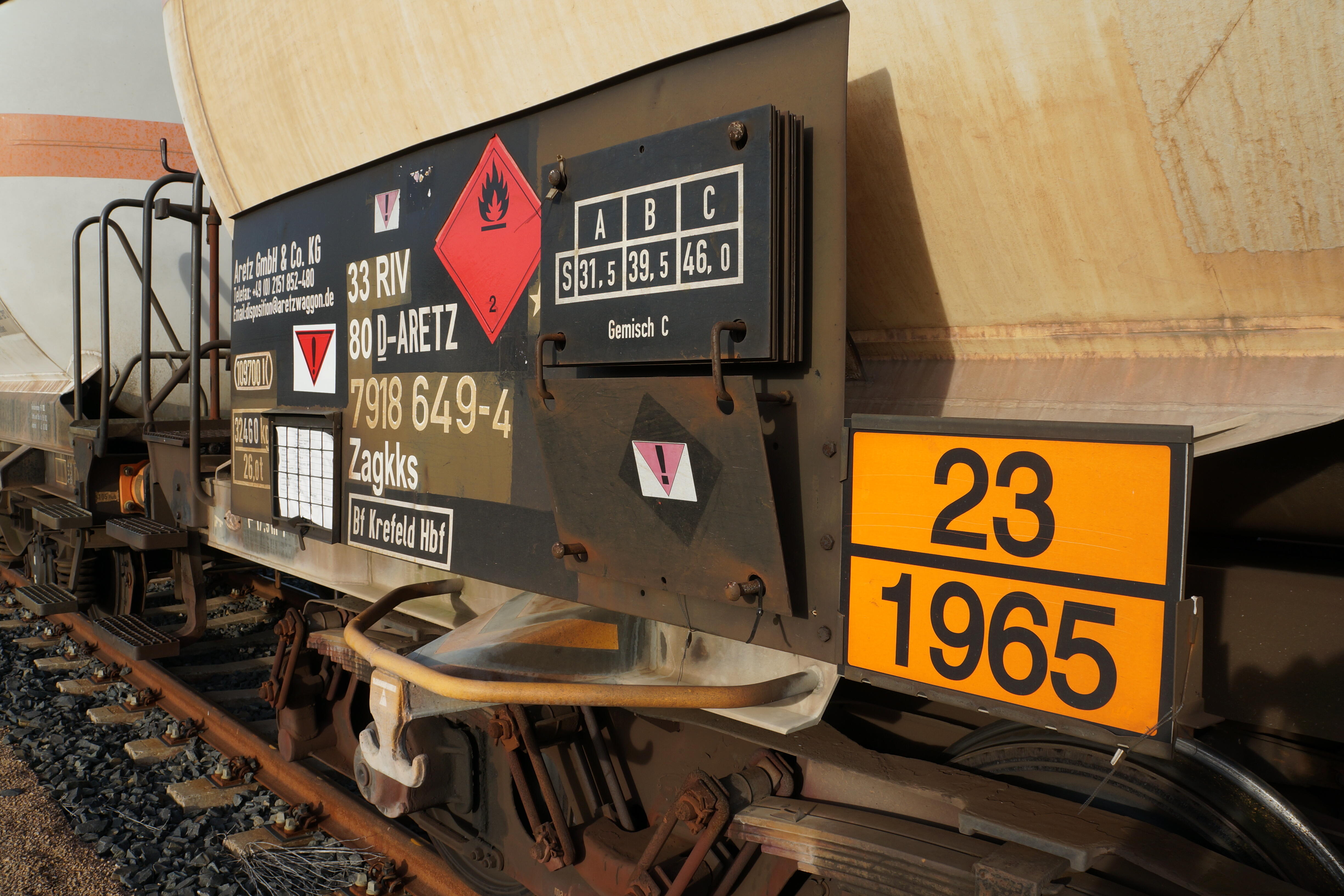 Warntafeln mit Hinweisen auf Gefahrenstoffe sind an einem Kesselwagen befestigt