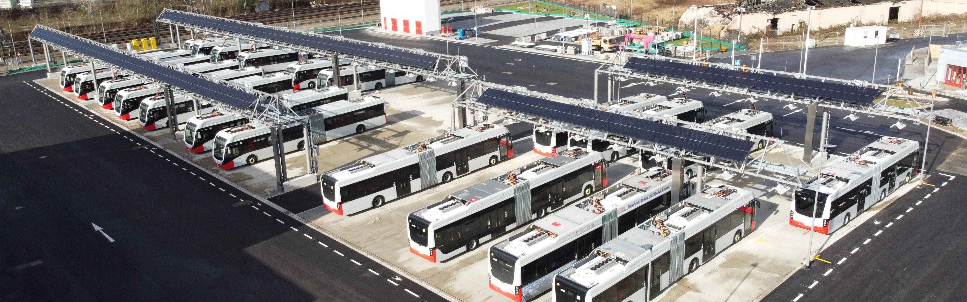 Elektro-Gelenkbusse laden auf dem E-Bus-Port Porz in Köln.