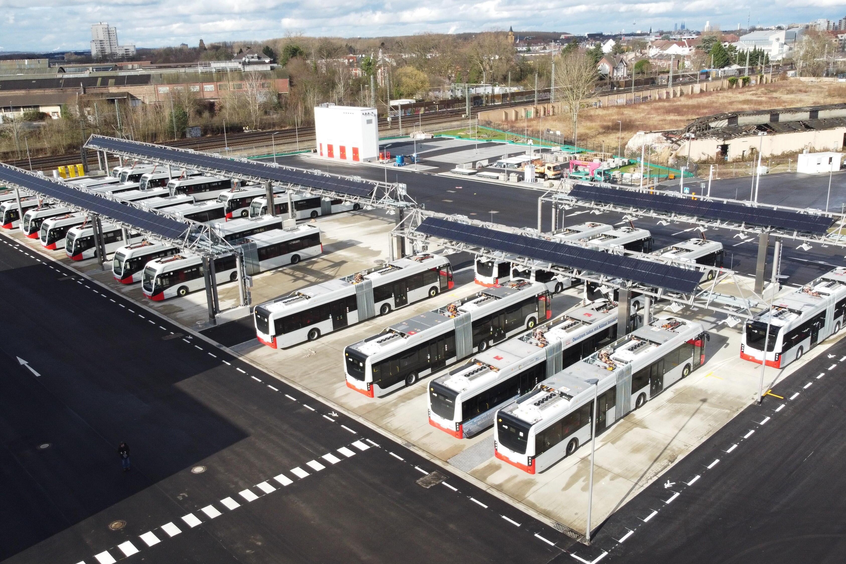 Elektro-Gelenkbusse laden auf dem E-Bus-Port Porz in Köln.