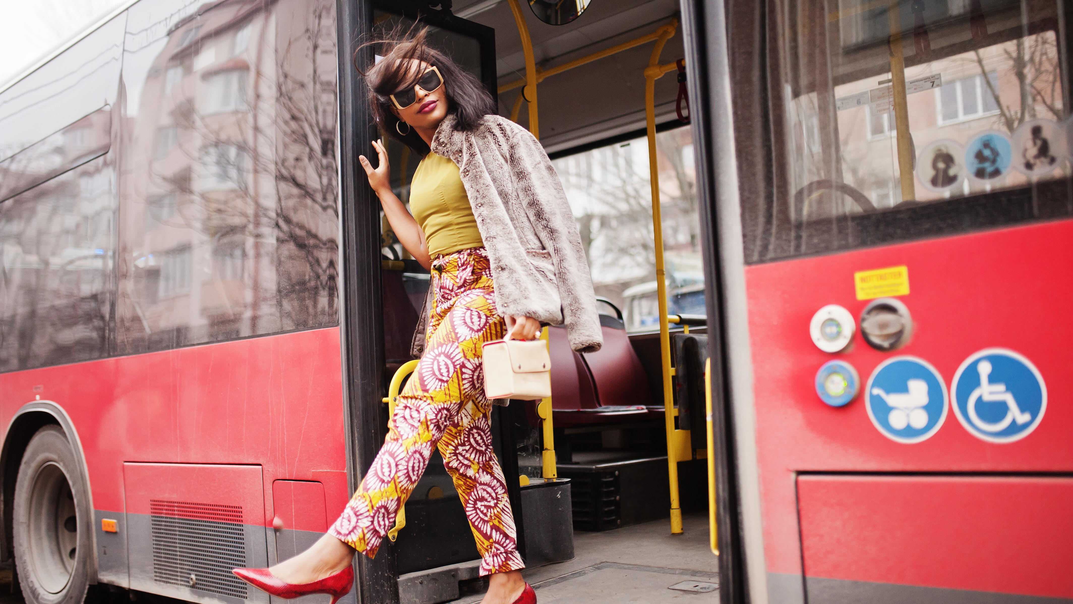 Frau steigt aus einem Bus aus.