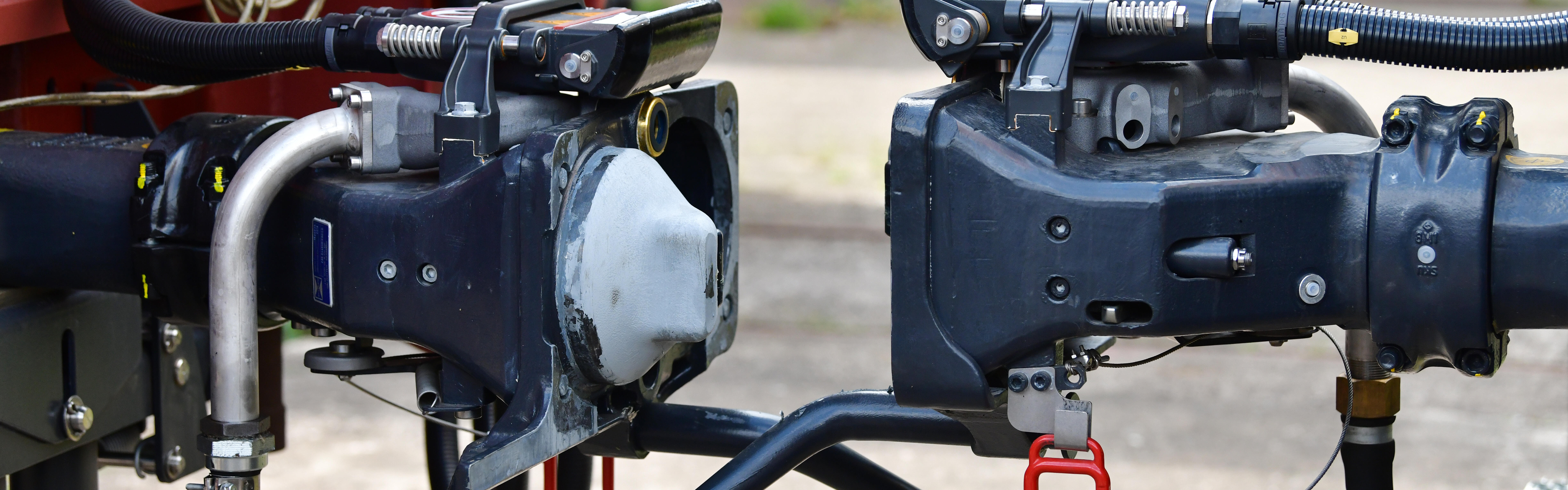 Zwei Digital-Automatische-Kupplungen (DAK) stehen kurz vor dem Kuppelvorgang