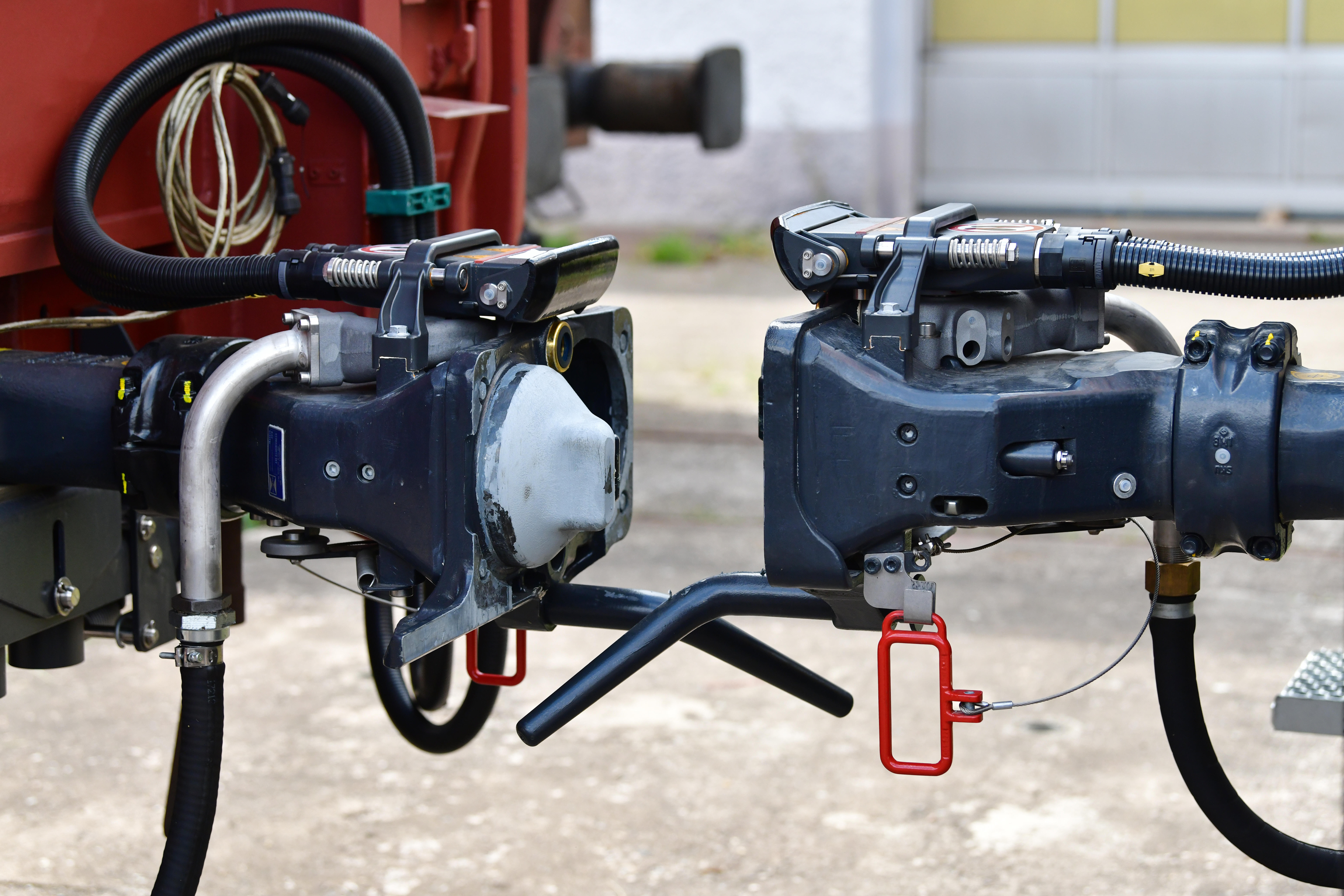 Zwei Digital-Automatische-Kupplungen (DAK) stehen kurz vor dem Kuppelvorgang