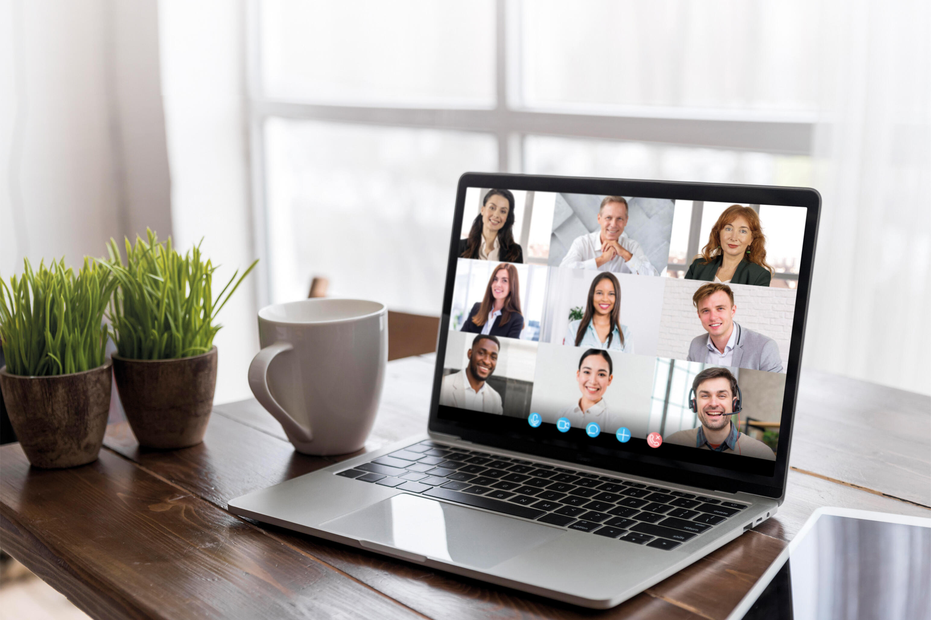 Ein Laptop ist in einem virtuellen Buisness-Meeting eingeloggt.