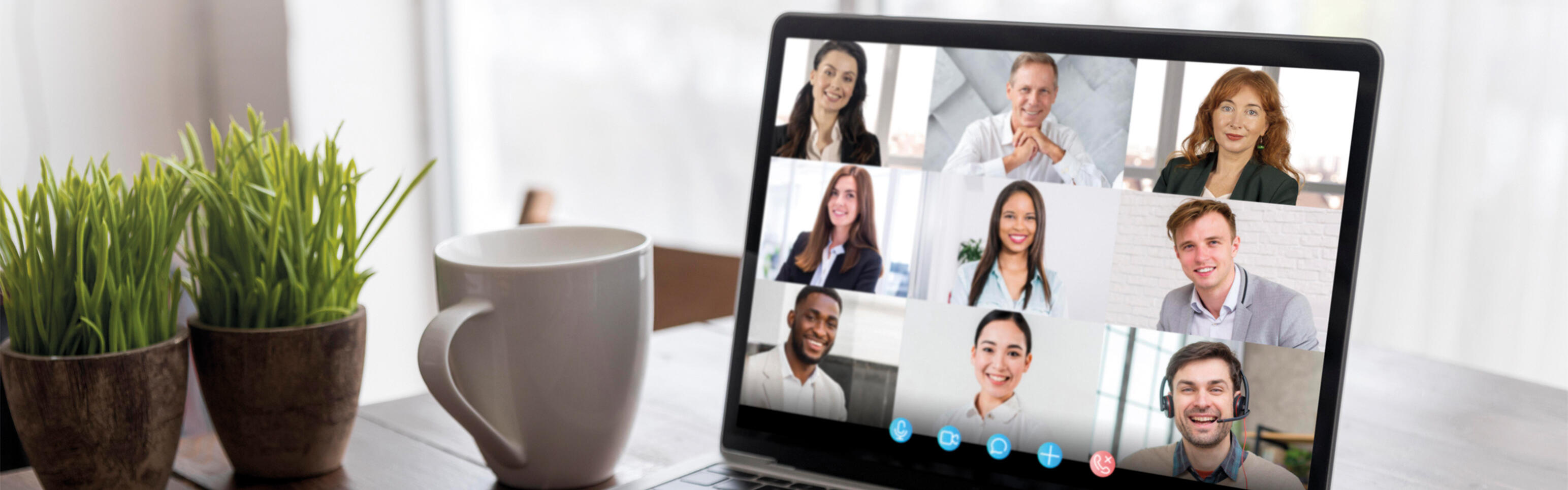 Ein Laptop ist in einem virtuellen Buisness-Meeting eingeloggt.