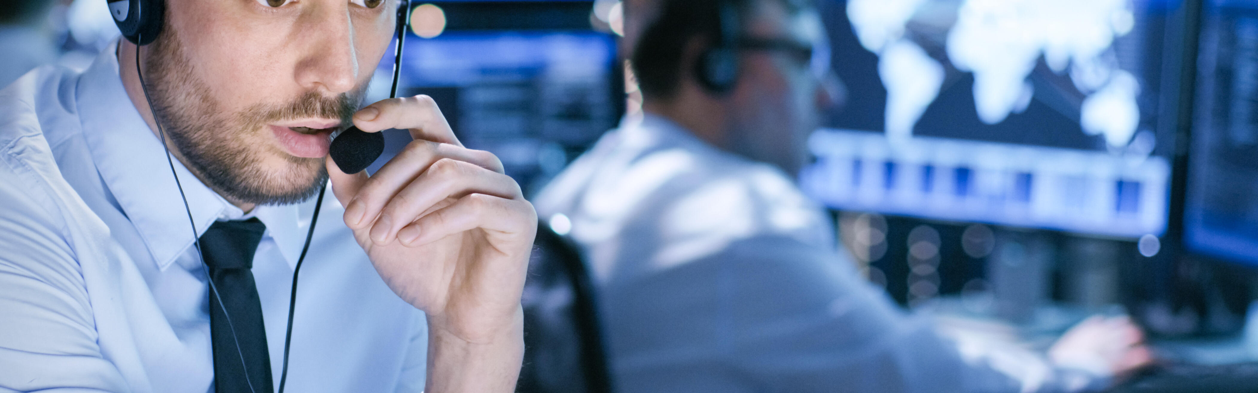 Zwei Leitstellenmitarbeitende