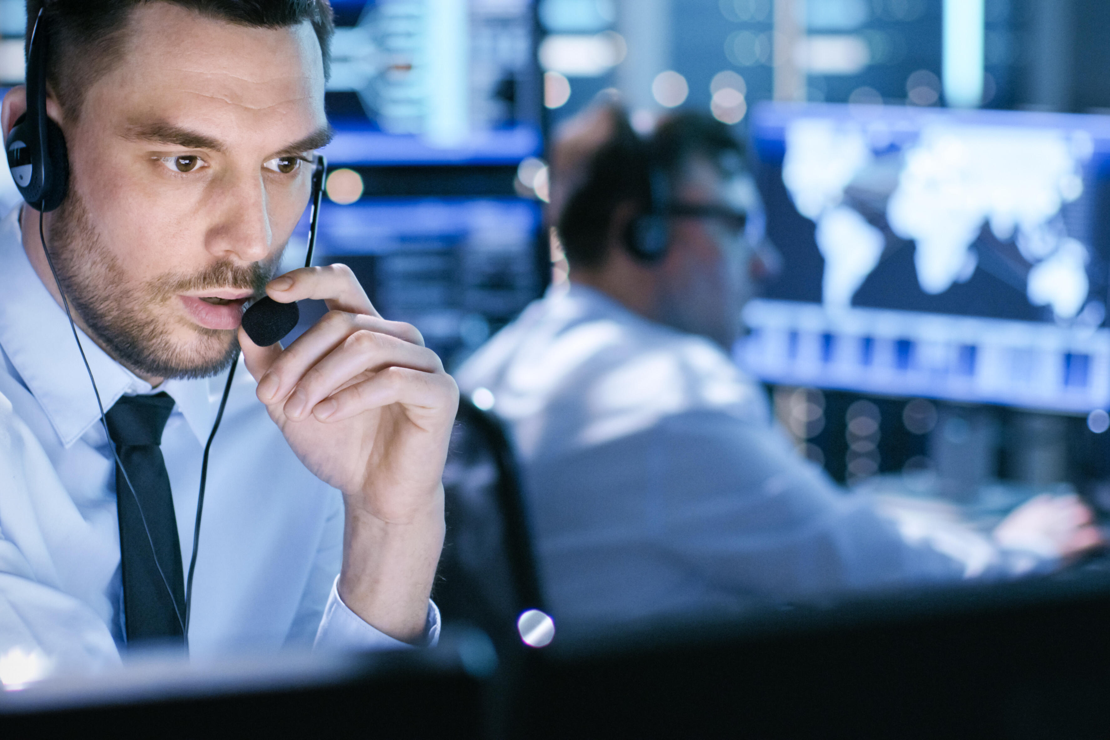 Zwei Leitstellenmitarbeitende