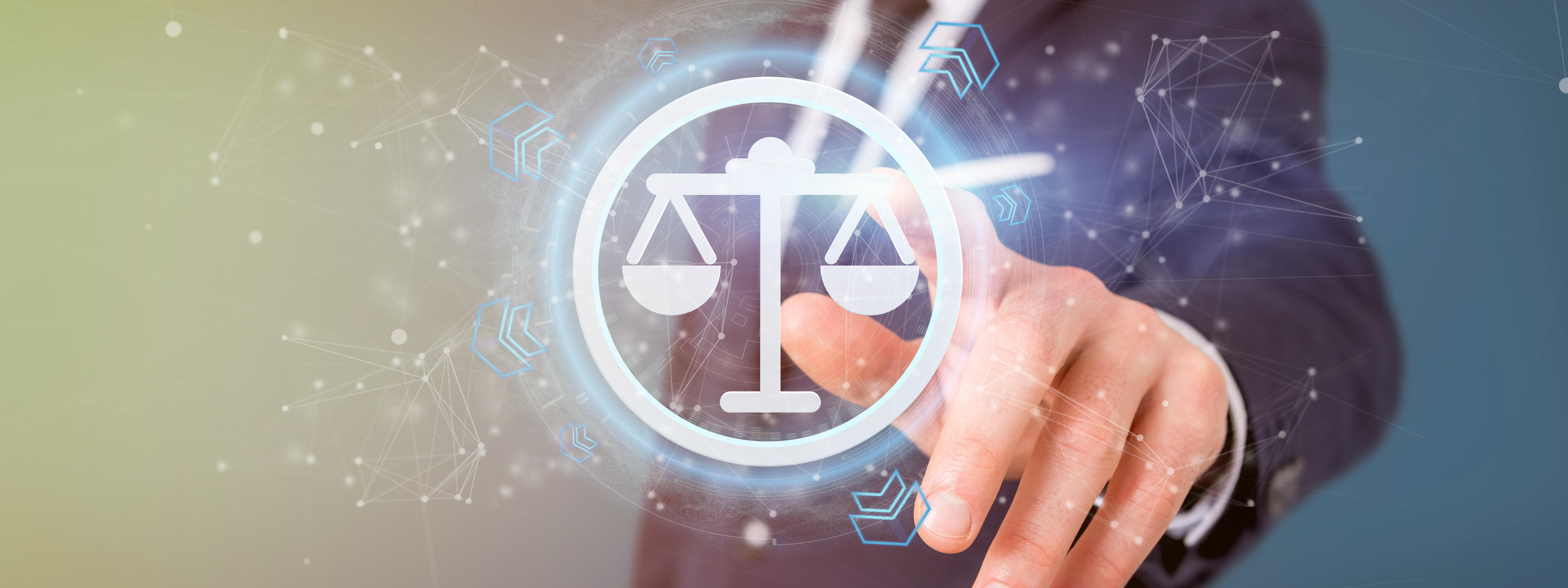 Ein Businessman drückt auf ein virtuell dargestelltes Wagen-Symbol.