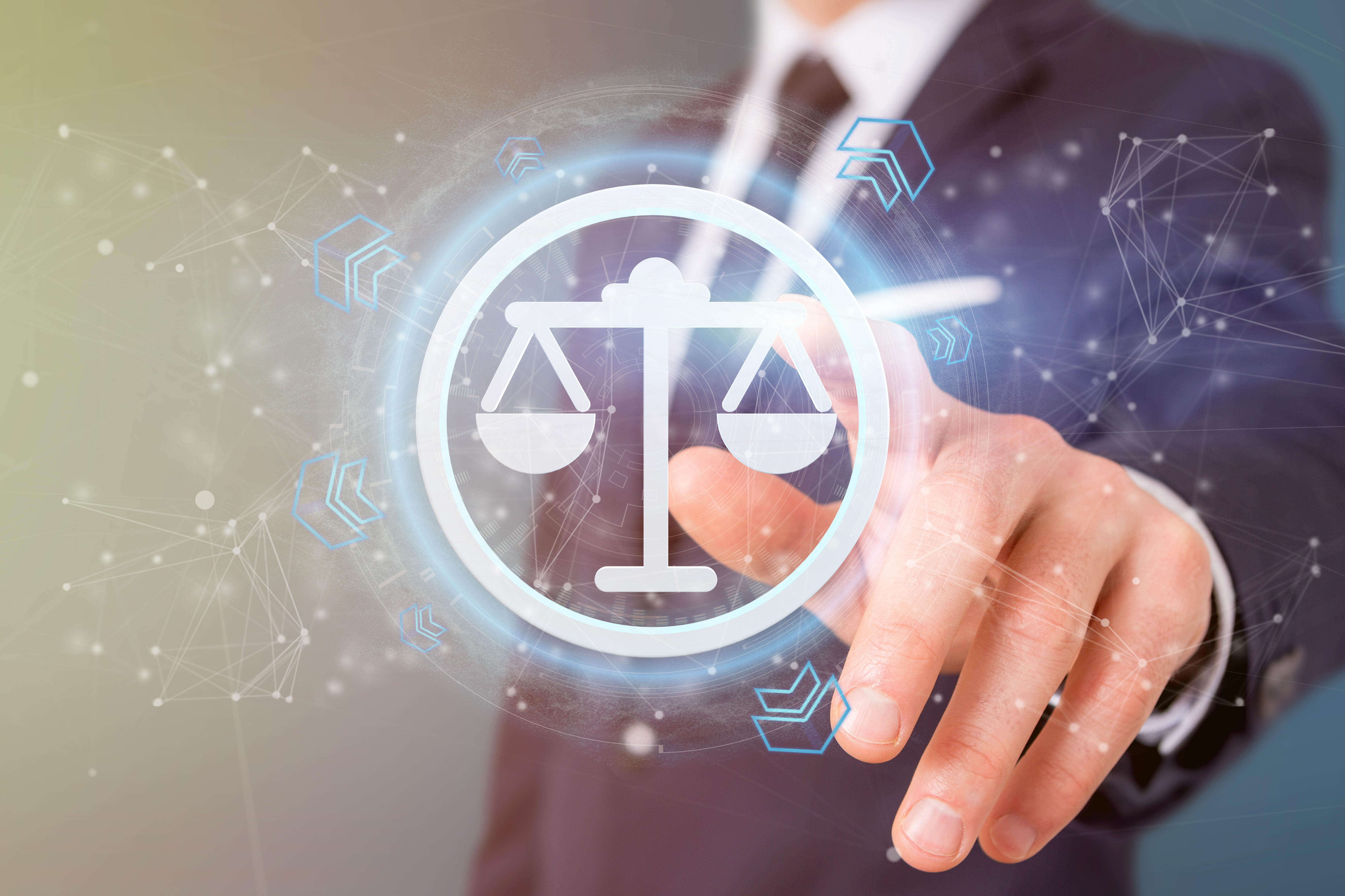 Ein Businessman drückt auf ein virtuell dargestelltes Wagen-Symbol.