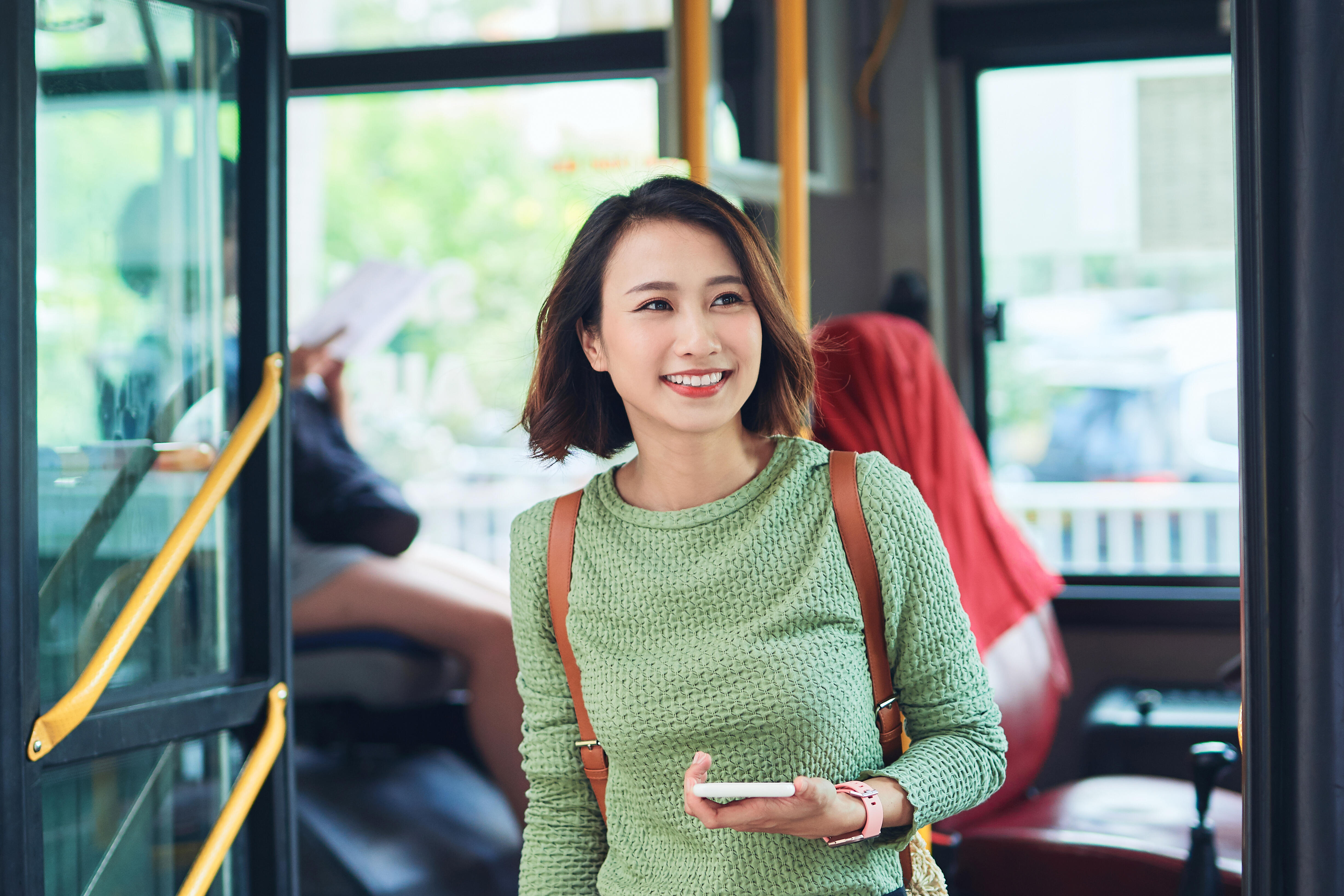 Junge Reisende steigt aus einem Bus aus.