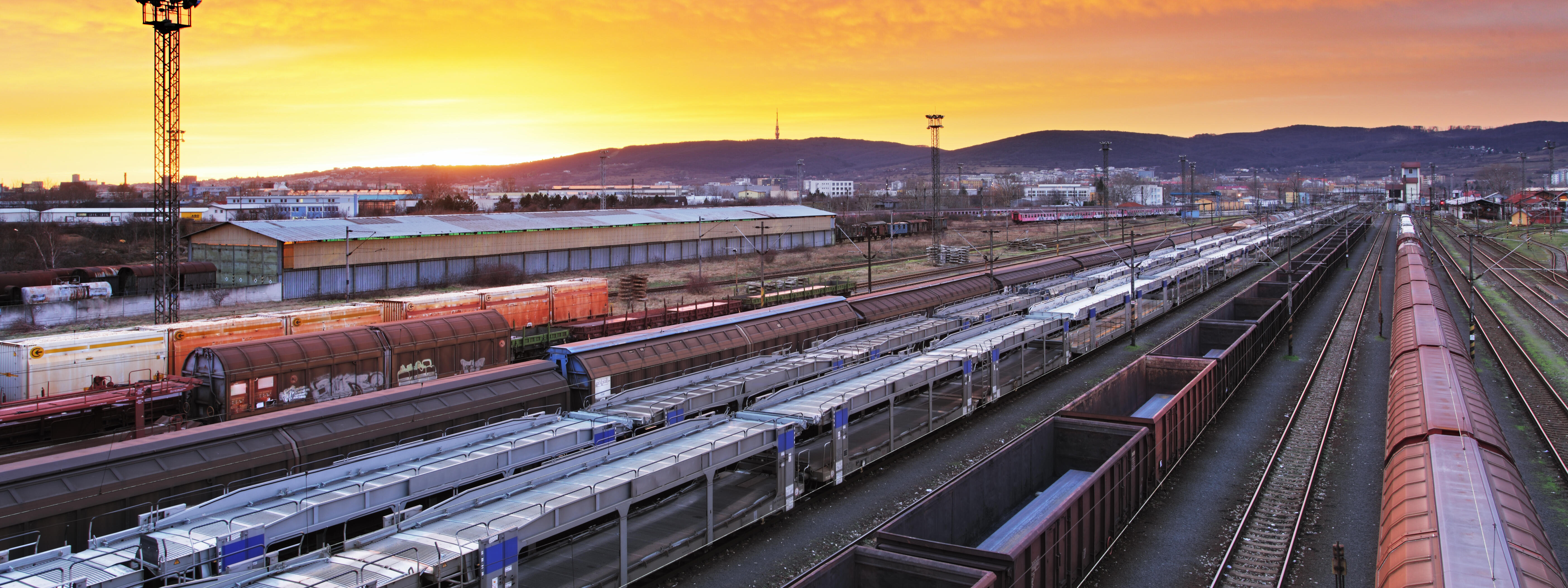 Sonnenaufgang über einem Schienengüterhof
