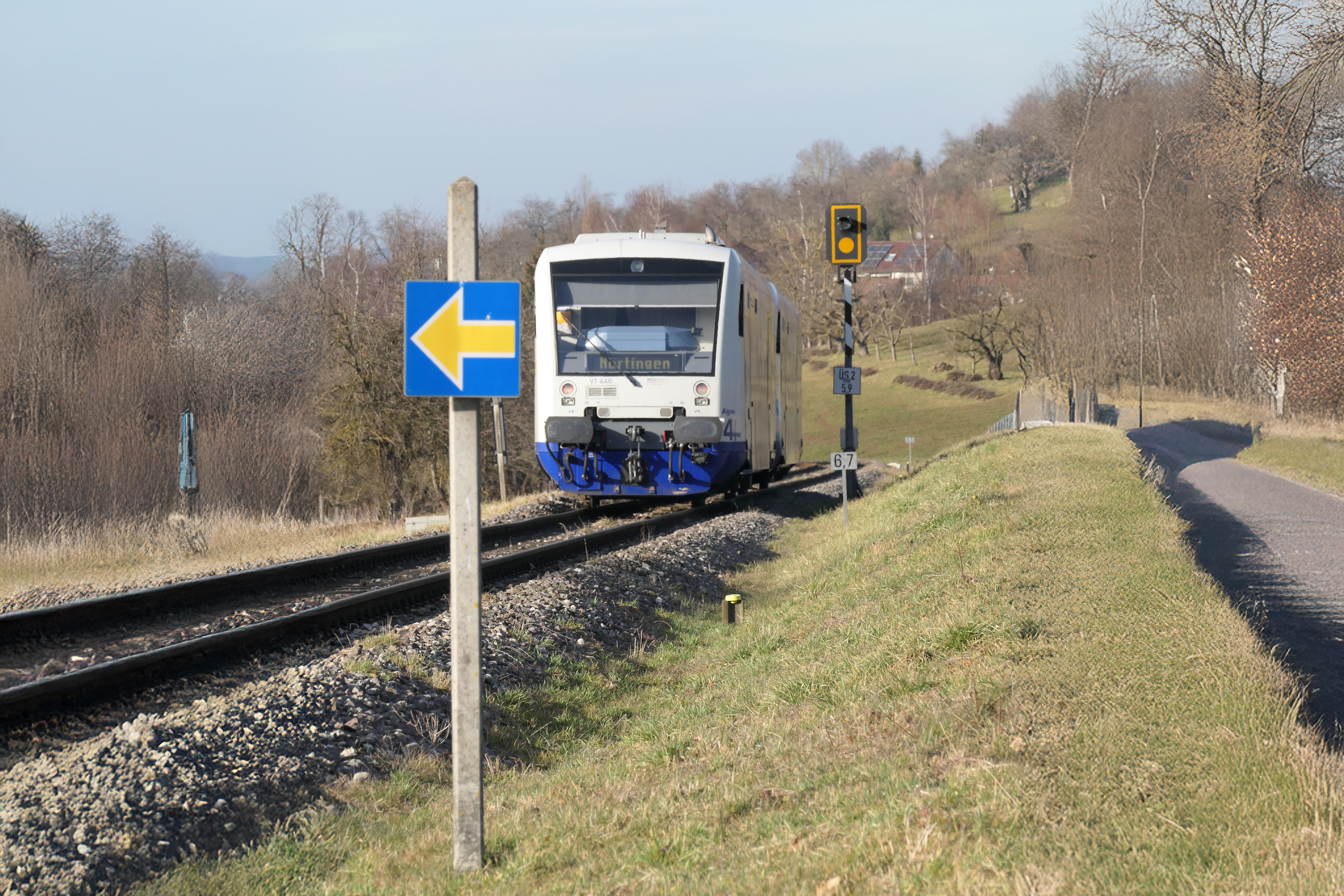 Zug fährt im ländlichen Raum.