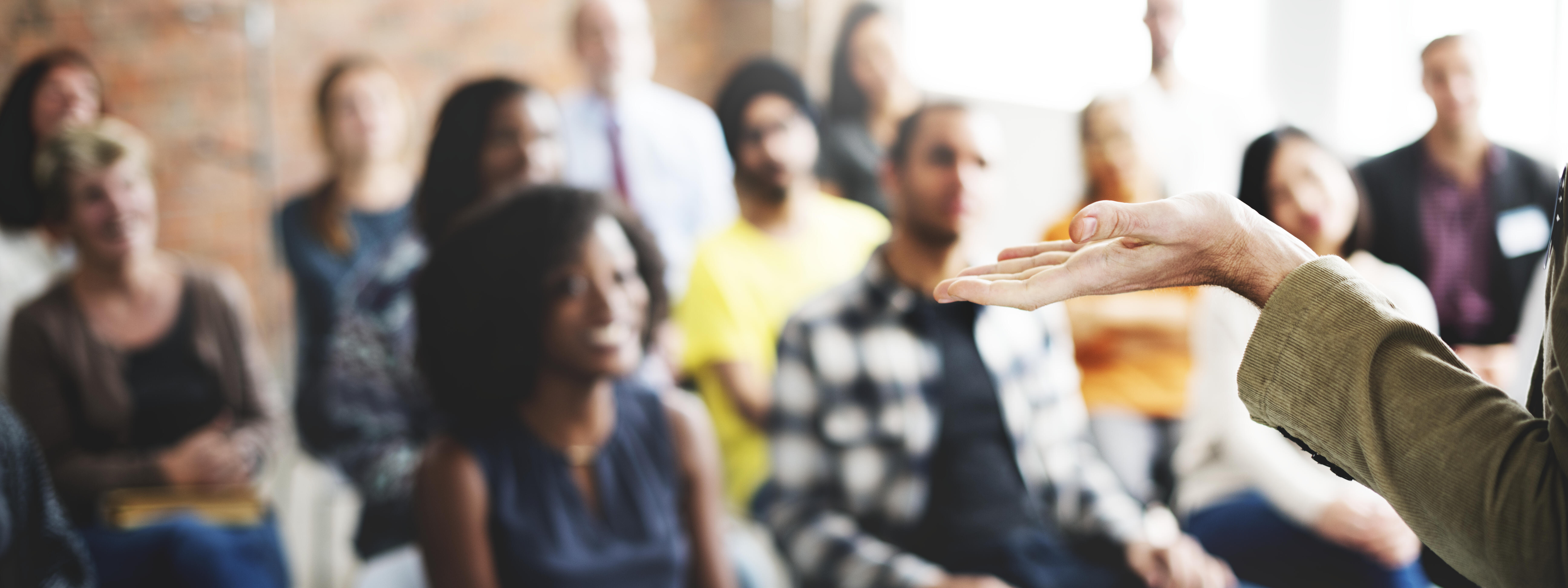 Geschäftsleute haben eine Diskussion
