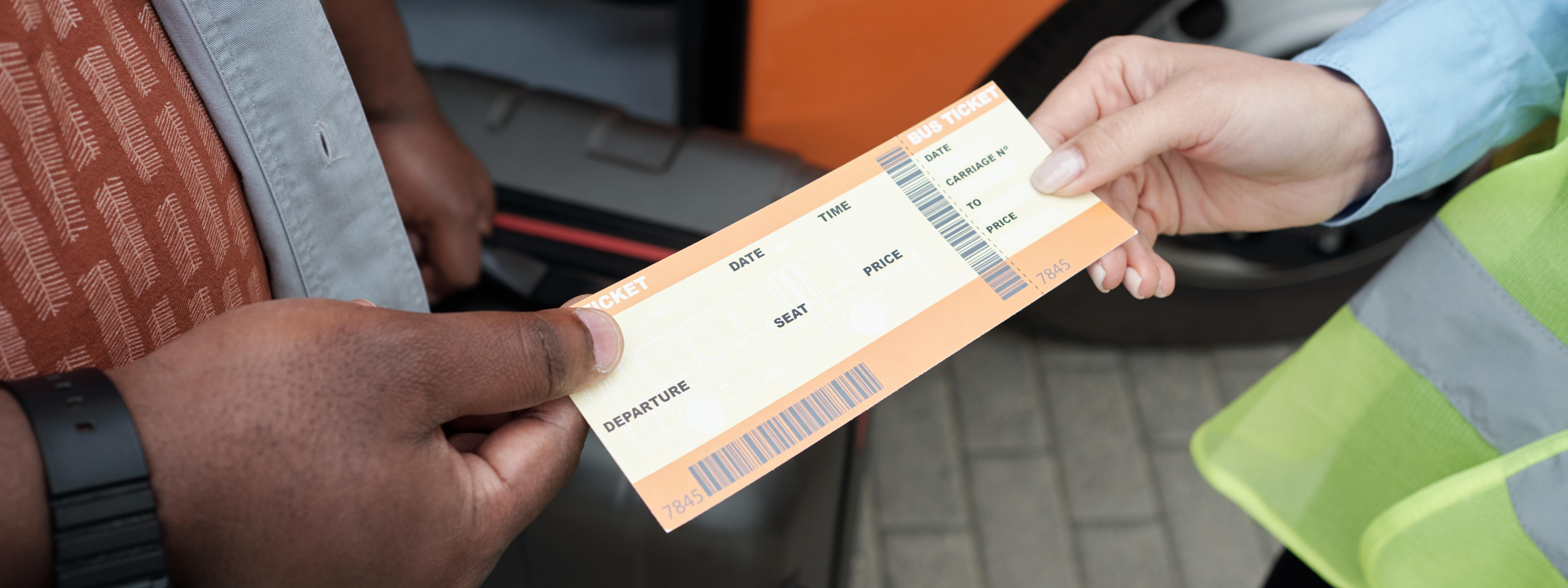 Ein Passagier übergibt einer kontrollierenden Person den Fahrschein