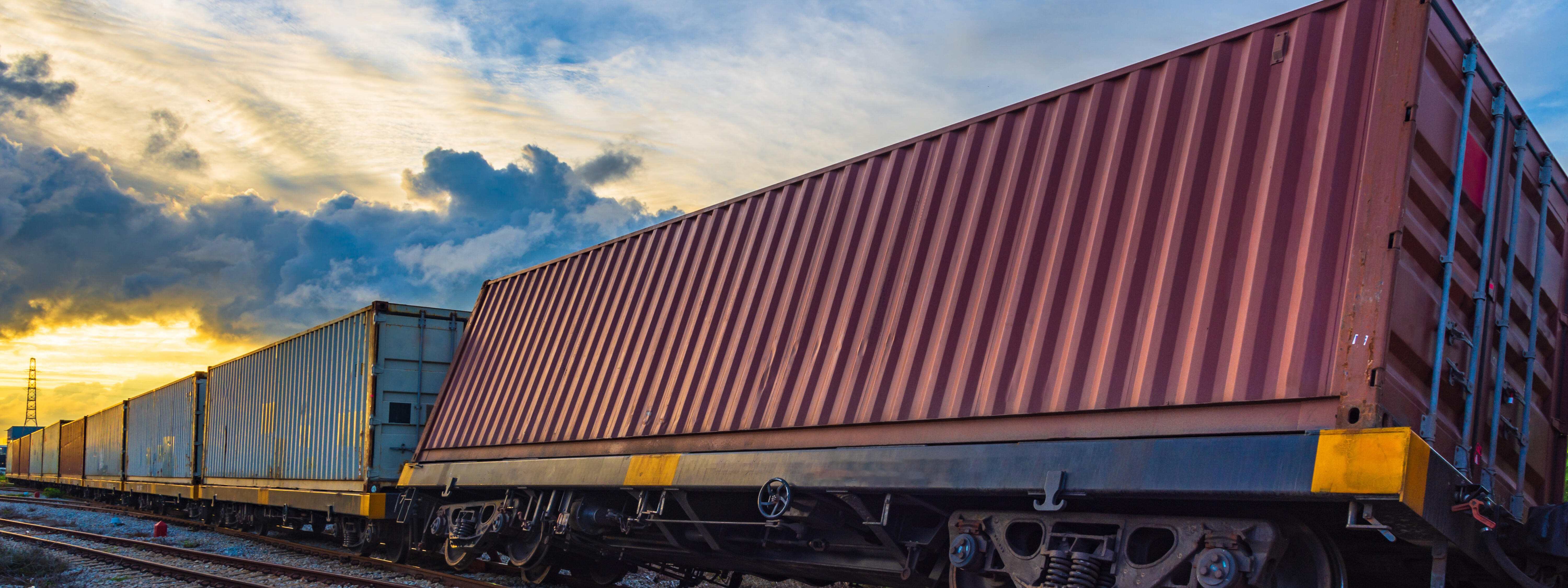 Gekippter Waggon eines Güterzuges