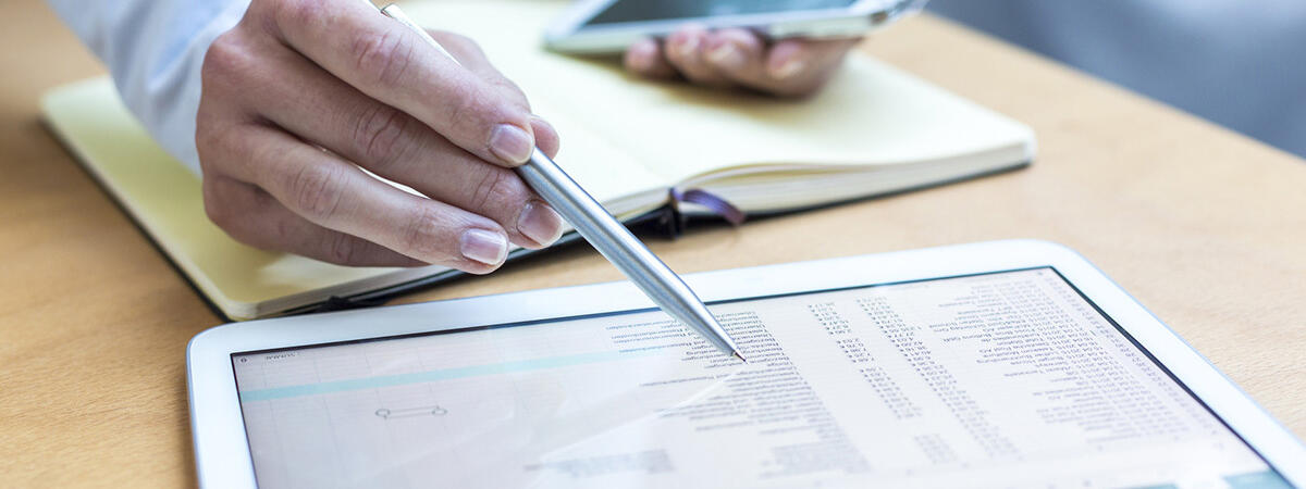 Mitarbeiter plant mit Smartphone und Tablet