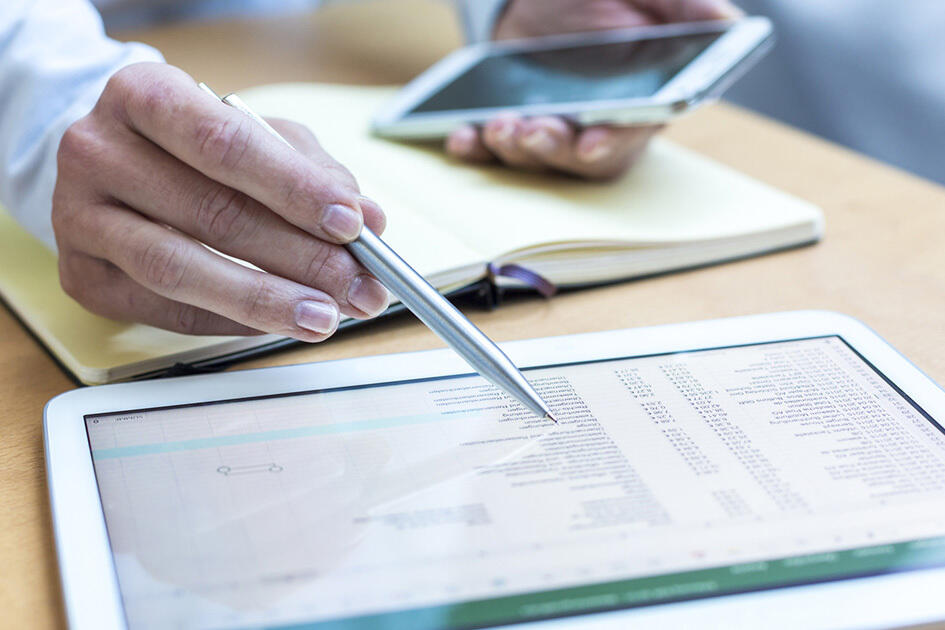 Mitarbeiter plant mit Smartphone und Tablet