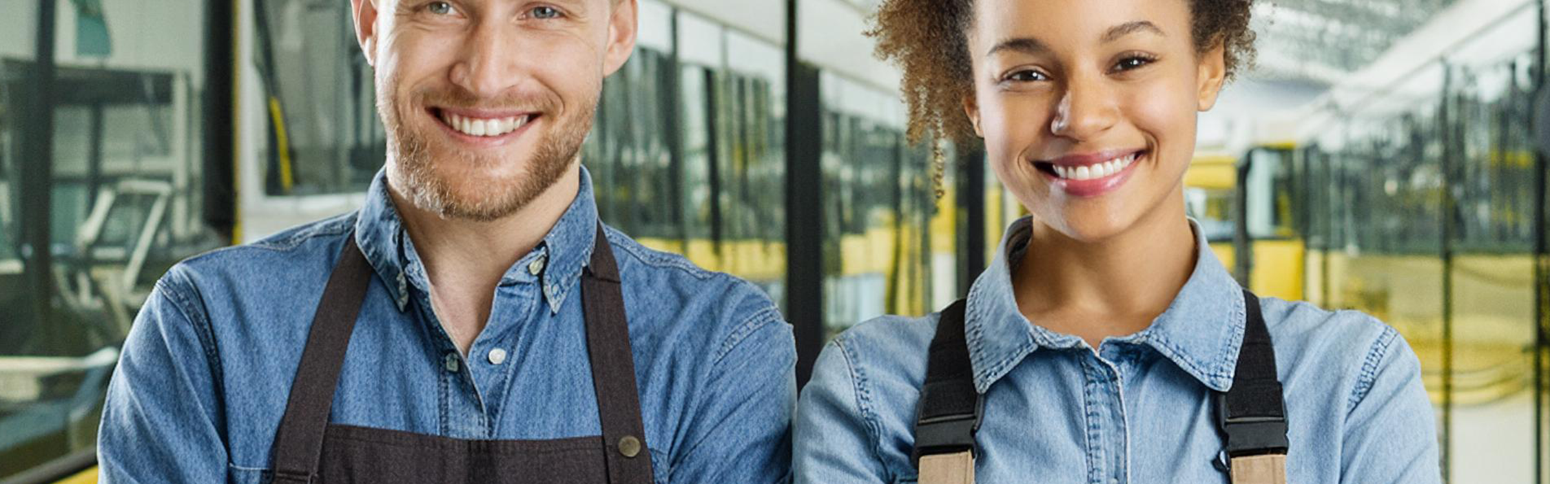 Zwei Personen stehen in der Werkstatt