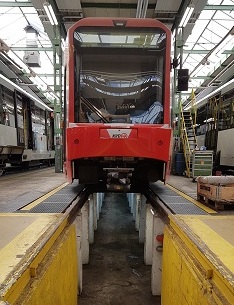 Eine Stadtbahn der KVB in der Hauptwerkstatt